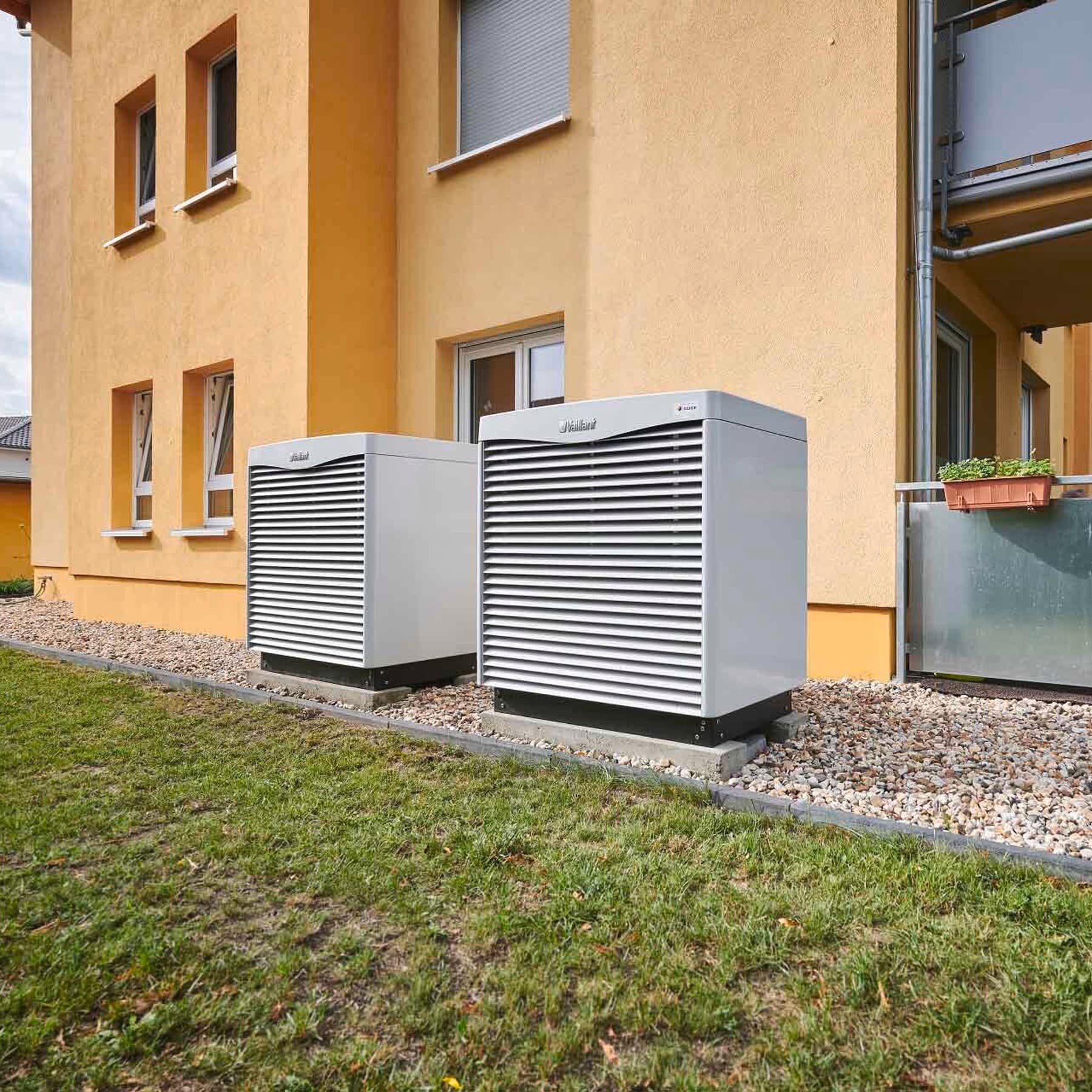 Außenansicht des Wohngebäudes mit Wärmepumpen davor