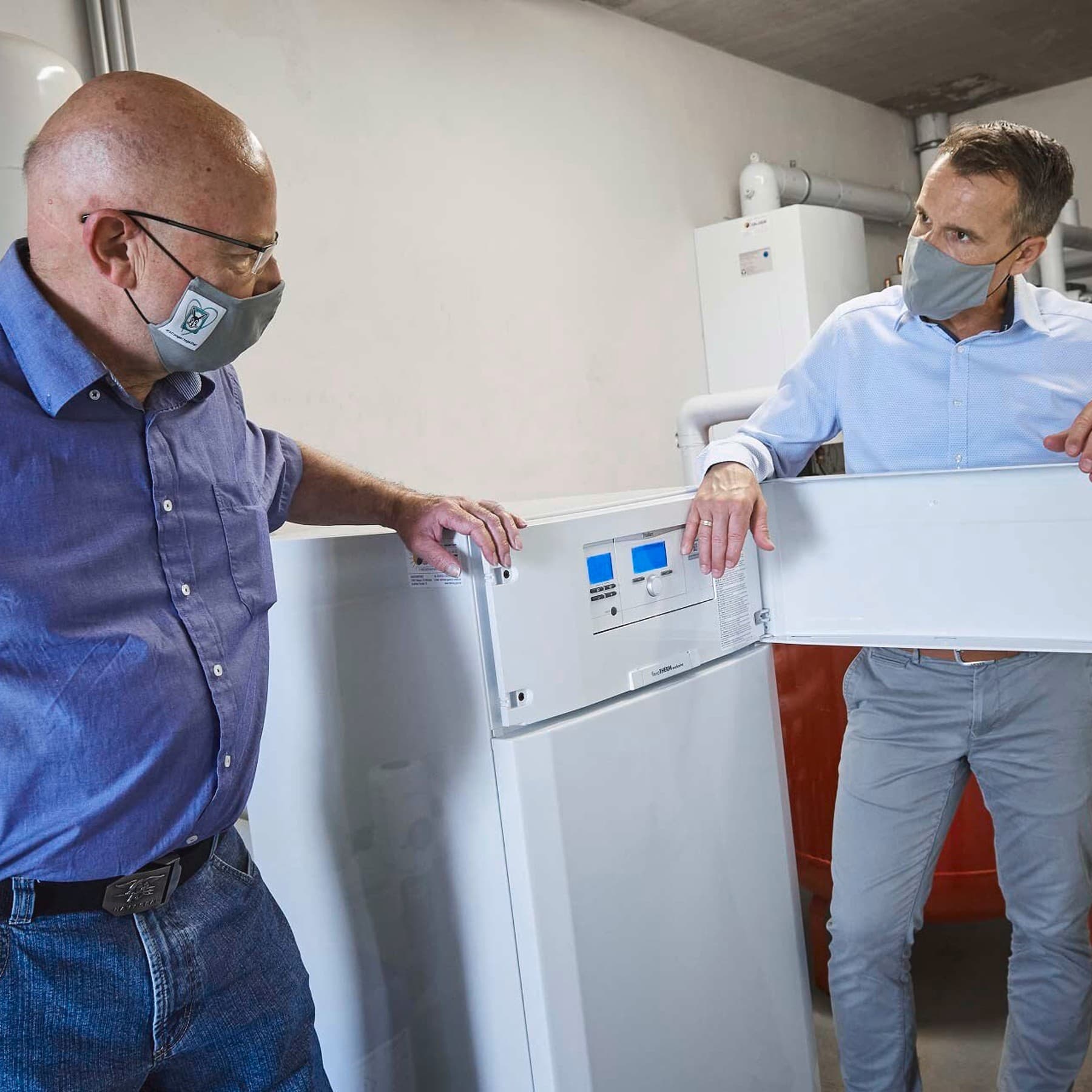Zwei Personen im Heizungskeller vor den Vaillant Geräten
