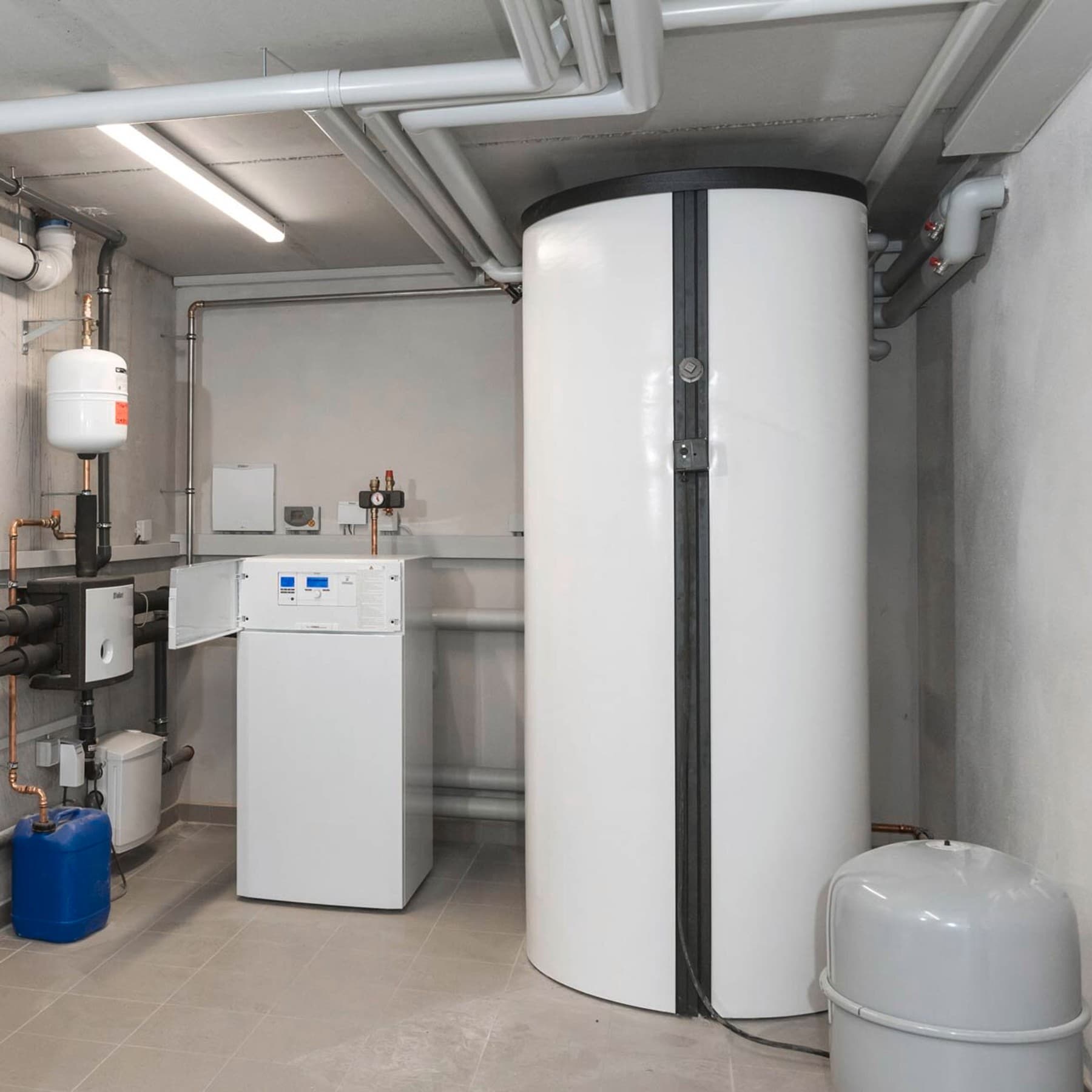 Heizungskeller mit mehreren Vaillant Geräten