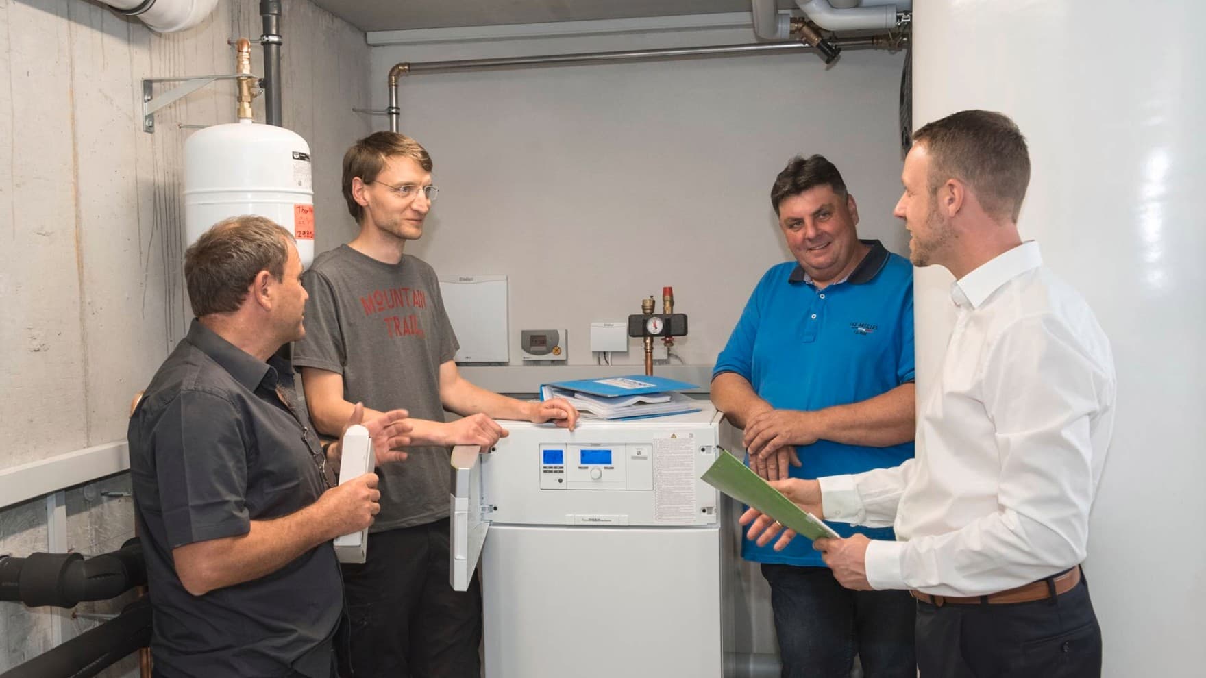 Mehrere Personen im Heizungskeller am Vaillant Gerät