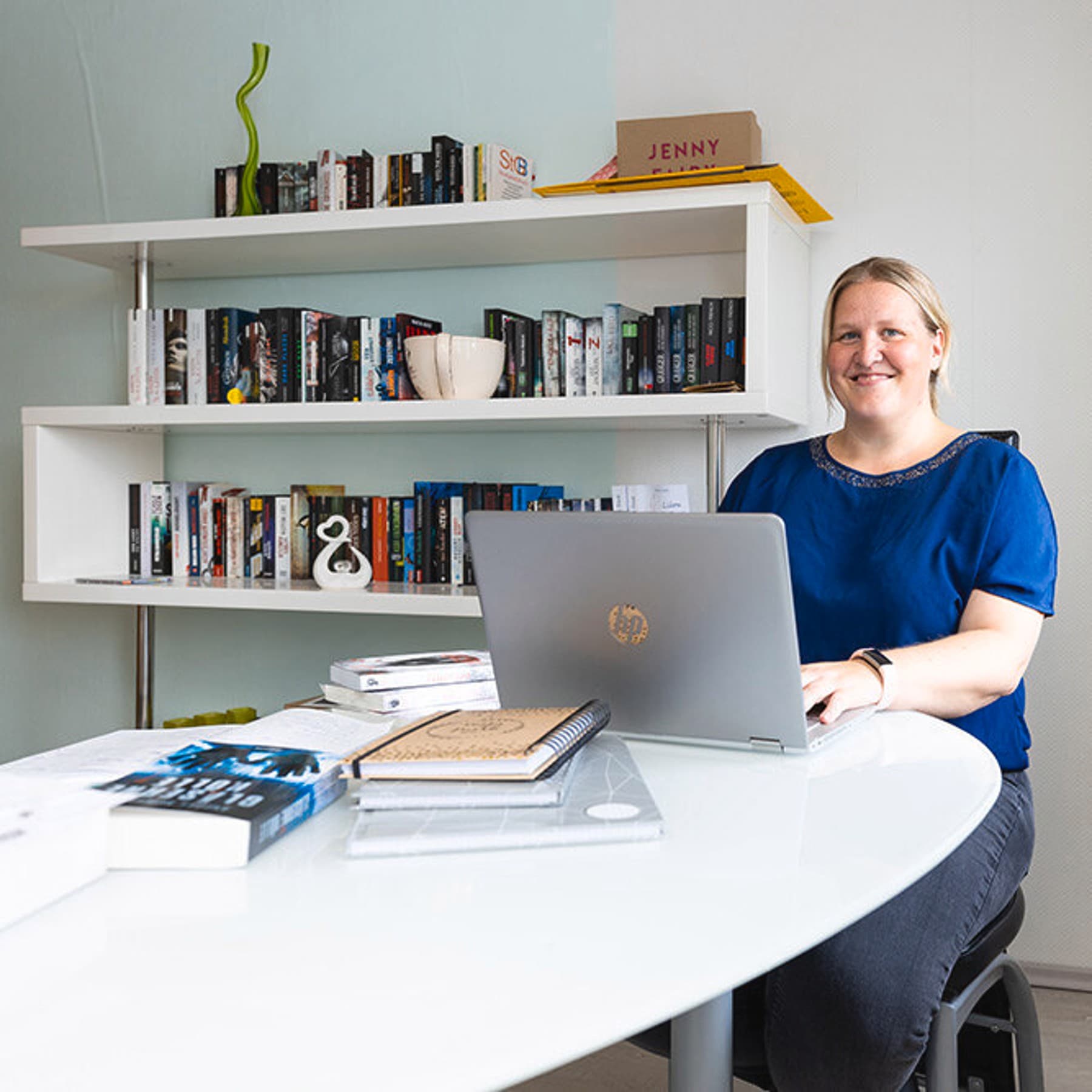 Bild von einer Frau am Laptop