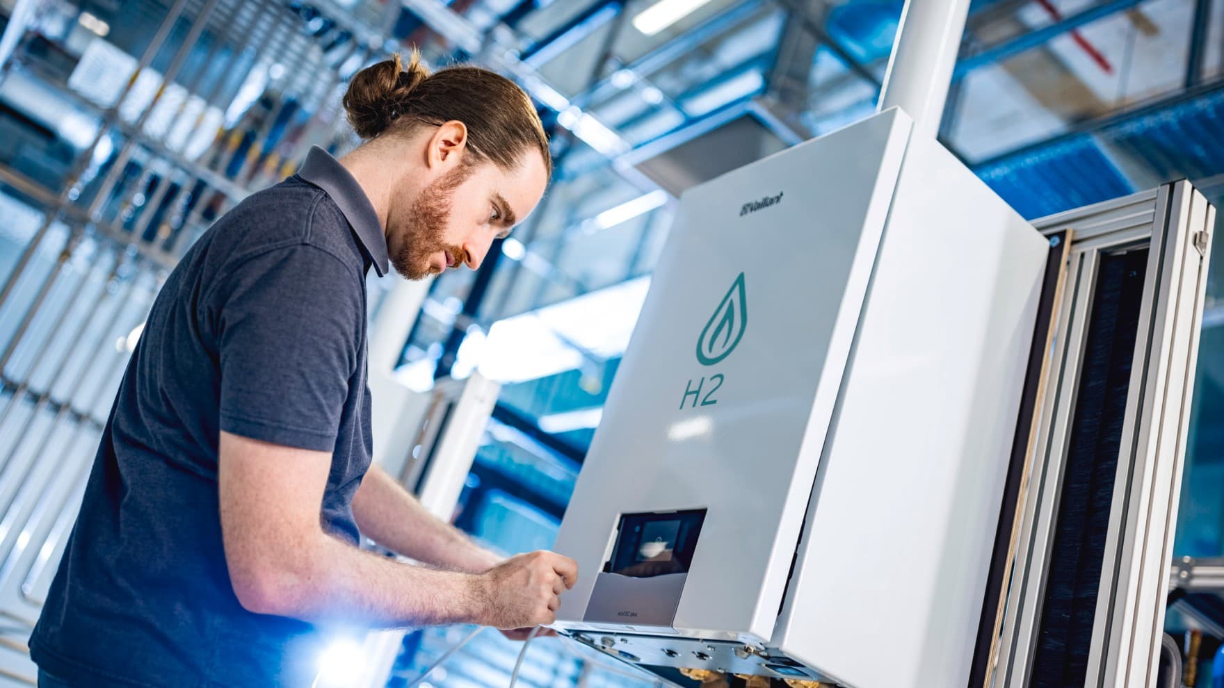 Ein Vaillant Fachhandwerker überprüft eine Gasheizung, die bereit für Wasserstoff ist.