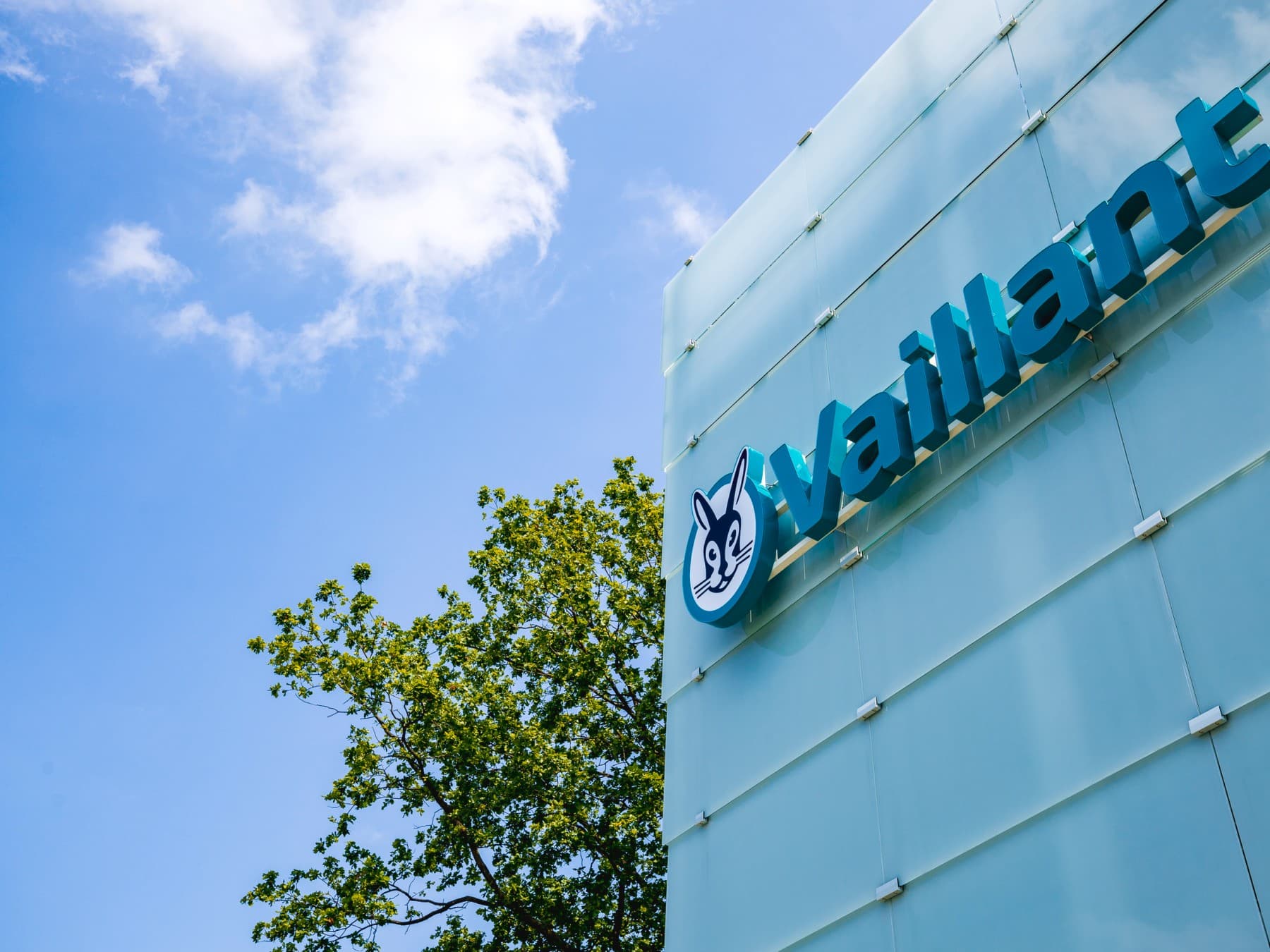 Vaillant Logo an einem Gebäude