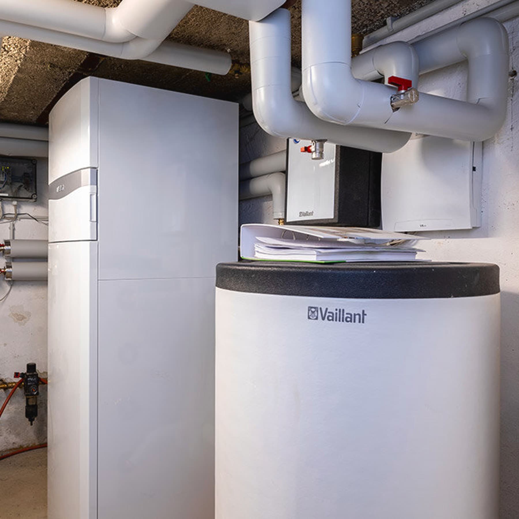 Heizraum mit mehreren Vaillant Geräten