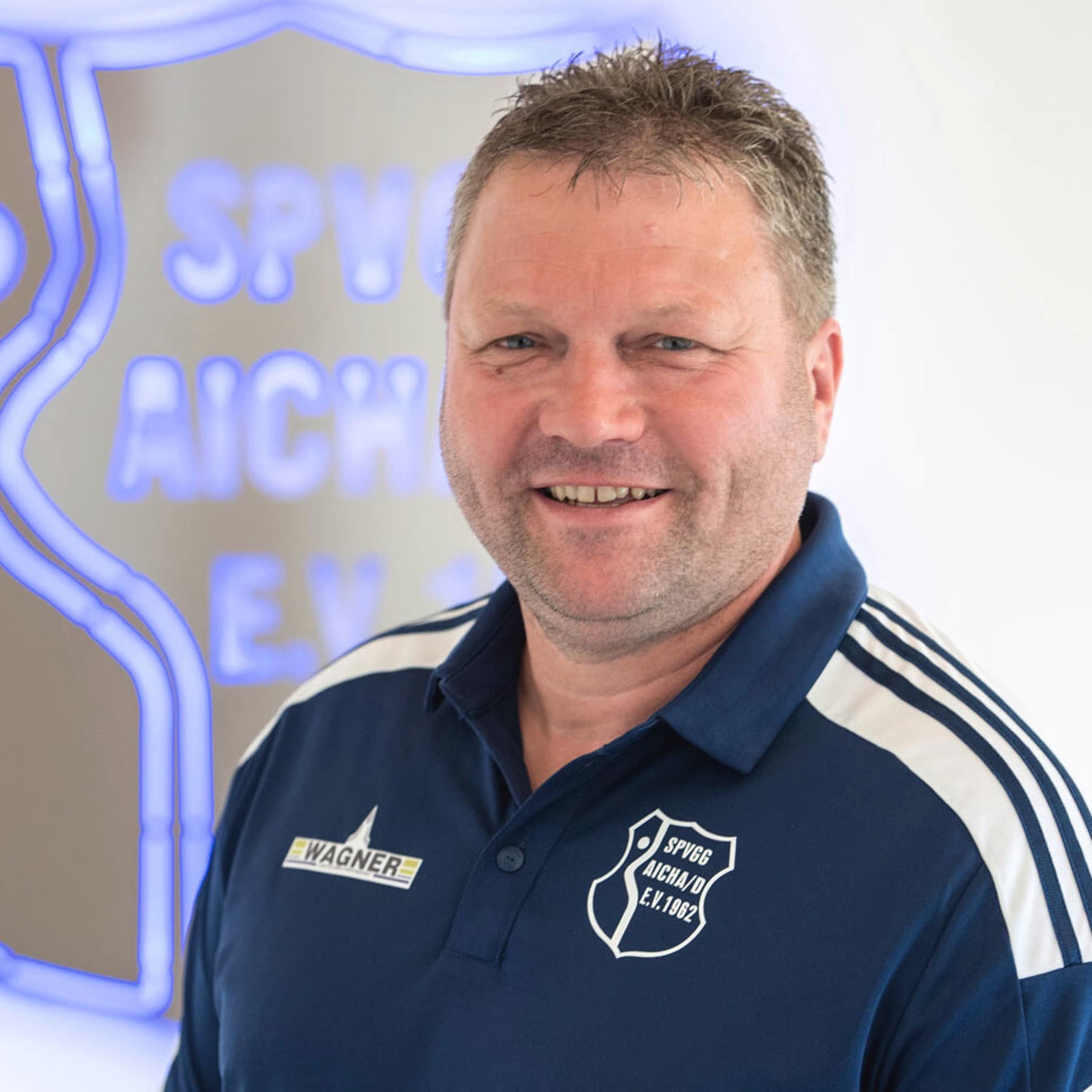 Portraitfoto des Vereinsvorstandes vor dem Vereinslogo