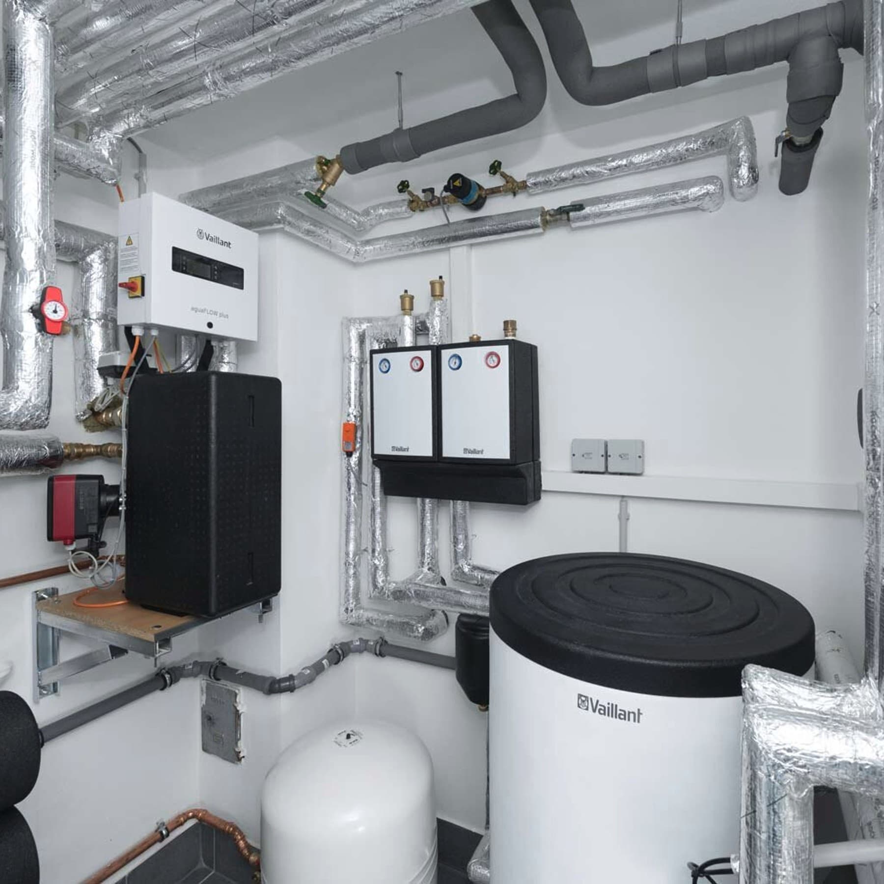 Heizungsraum mit mehreren Vaillant Geräten