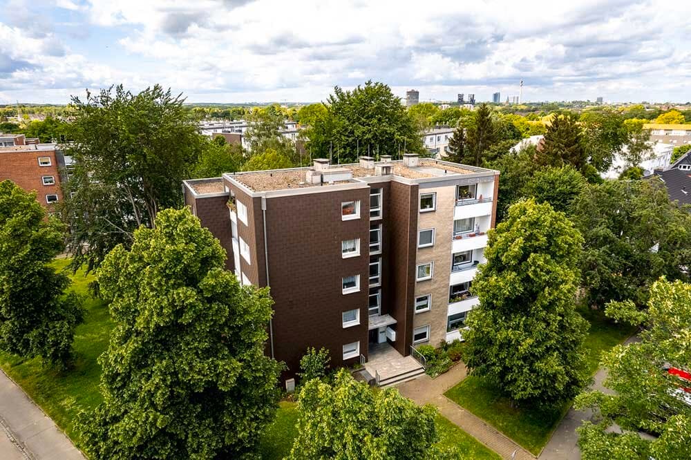 Blick auf Mehrfamilienhaus aus Vogelperspektive