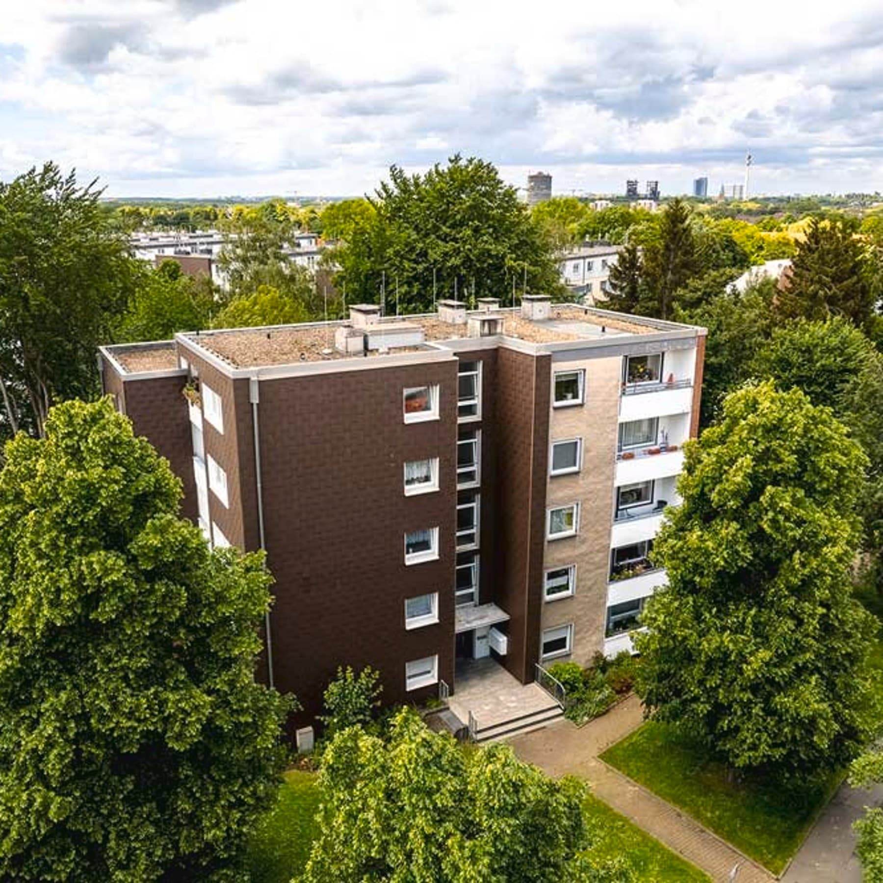 Blick aus der Vogelperspektive auf das Mehrfamilienhaus