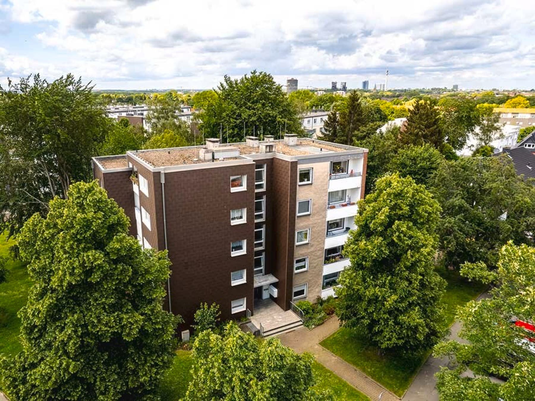 Blick aus der Vogelperspektive auf das Mehrfamilienhaus
