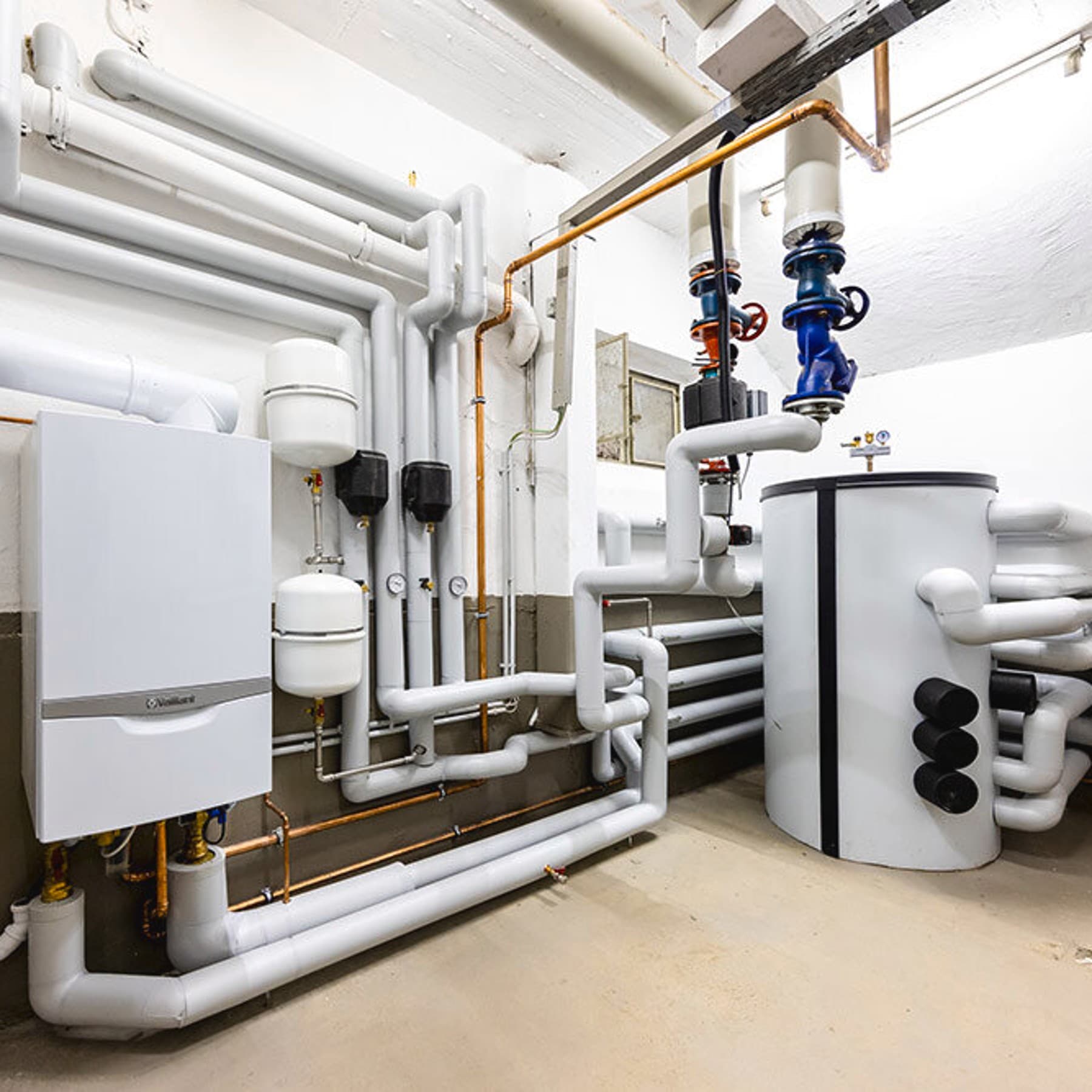 Heizungskeller mit mehreren Vaillant Geräten