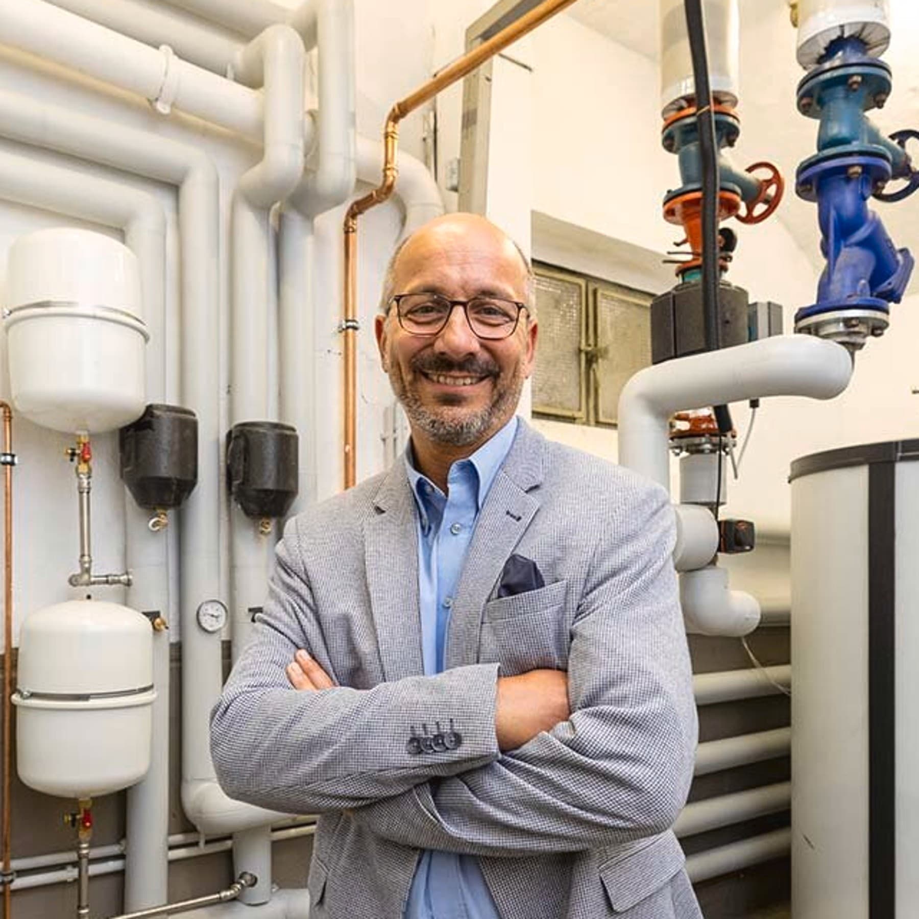 Portraitfoto des Projektleiters i Heizungsraum