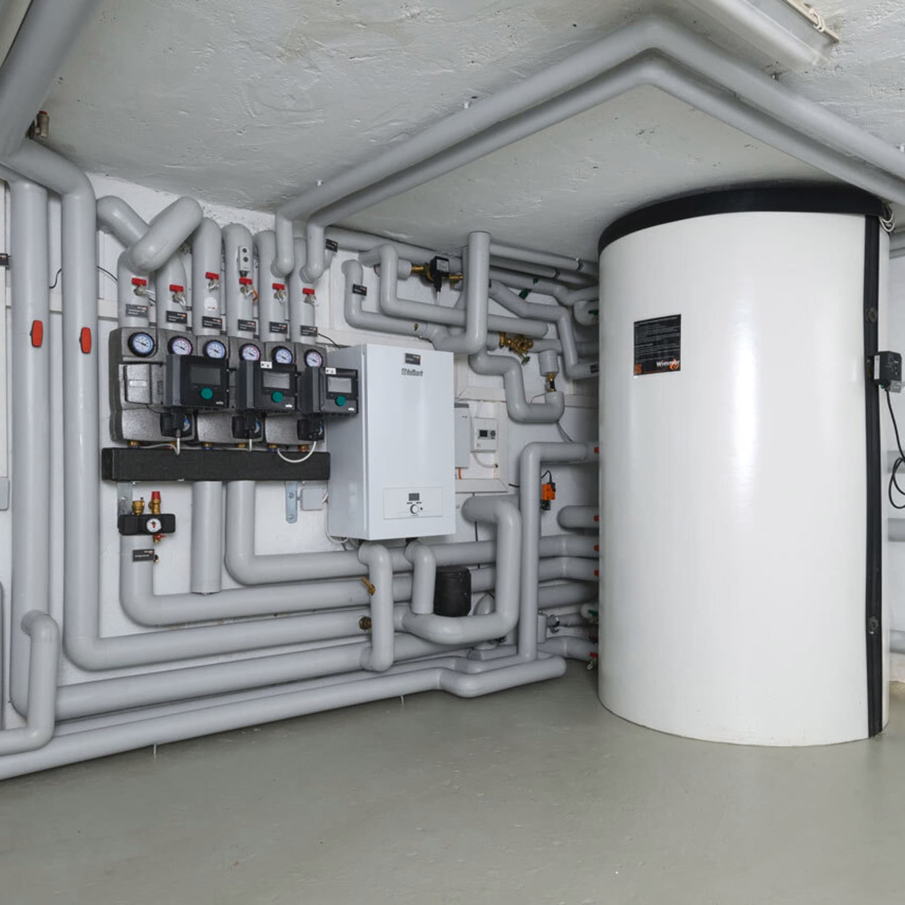 Heizraum mit Vaillant eloBLOCK und Multifunktionsspeicher