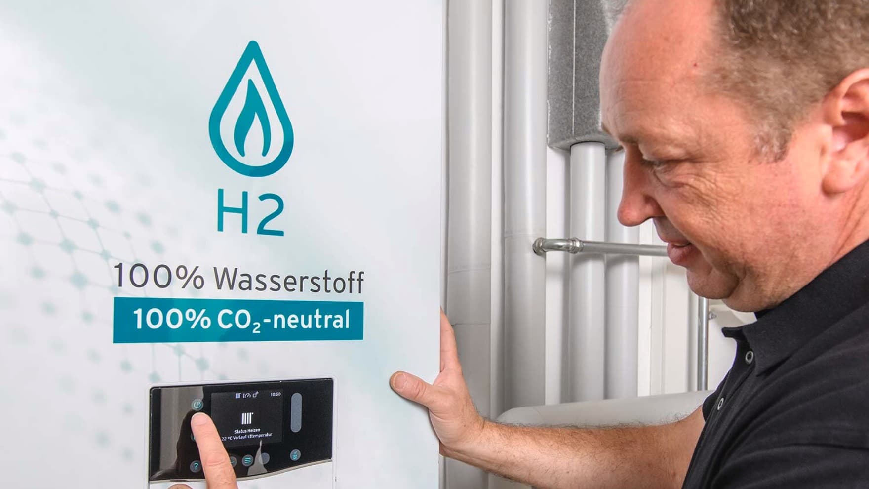 Fachhandwerker stellt das 100% Wasserstoffgerät von Vaillant ein