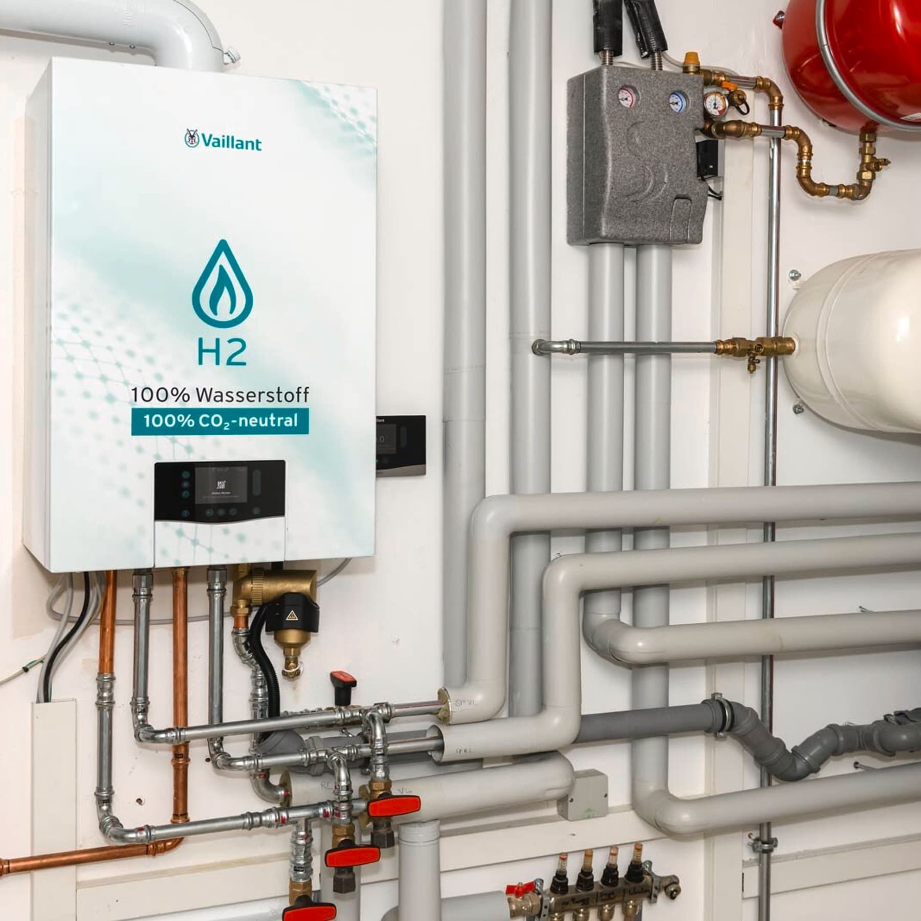 Aufnahme eines Vaillant Wasserstoff Heizgerätes an der Wand