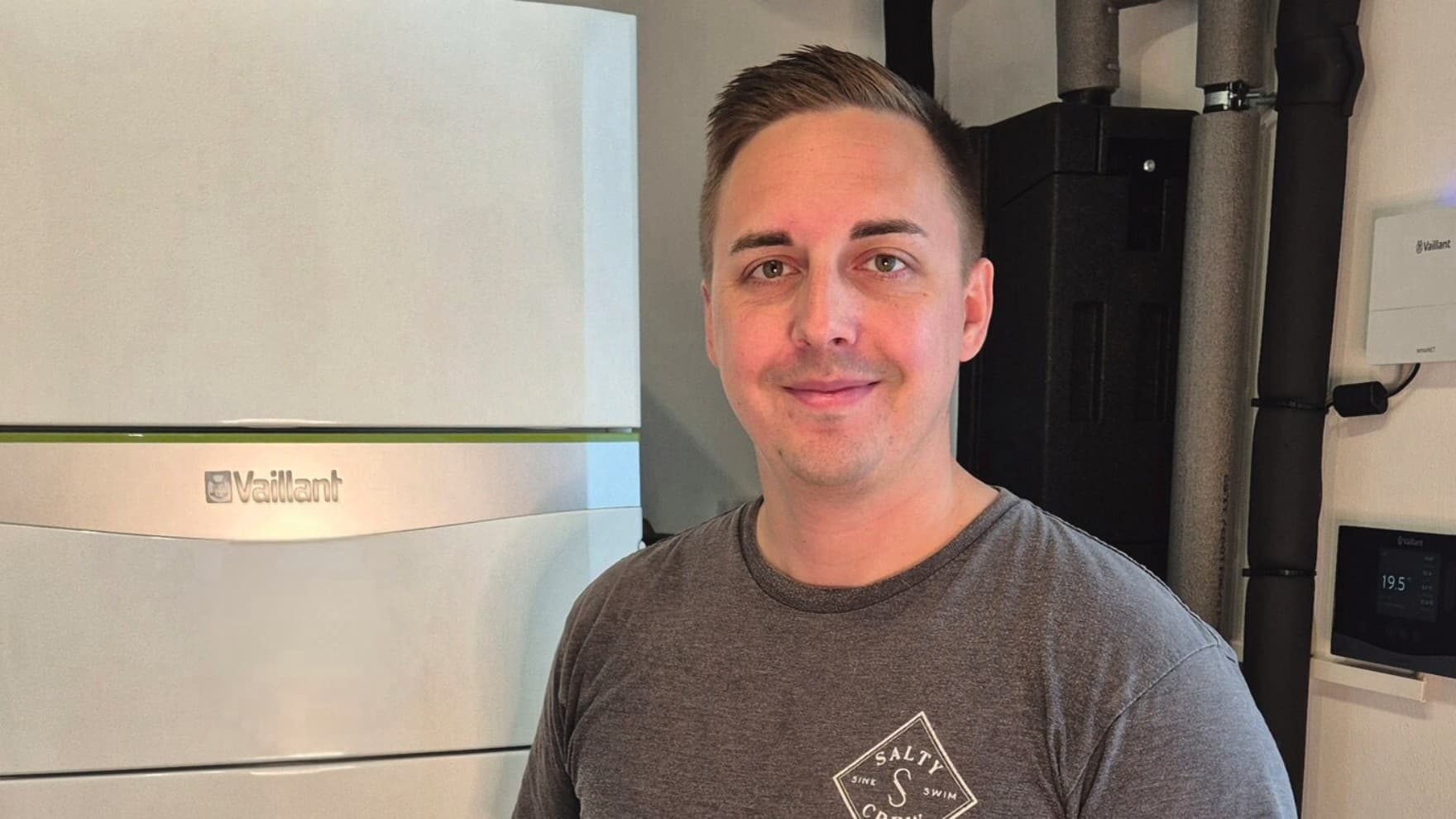 Bild von Daniel Mordass vor seiner Vaillant Heizung im Keller