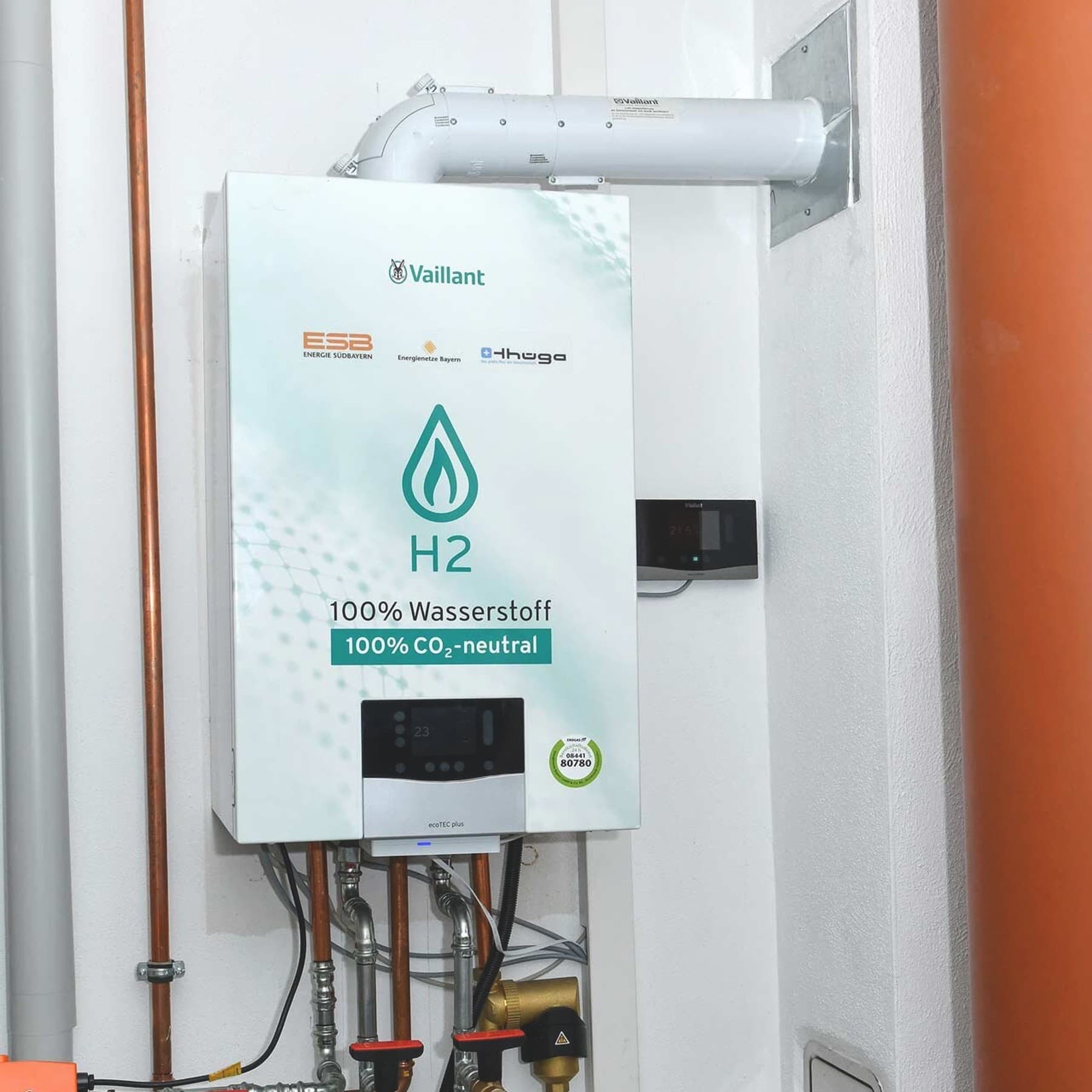 Aufnahme eines Vaillant Wasserstoff Heizgerätes an der Wand