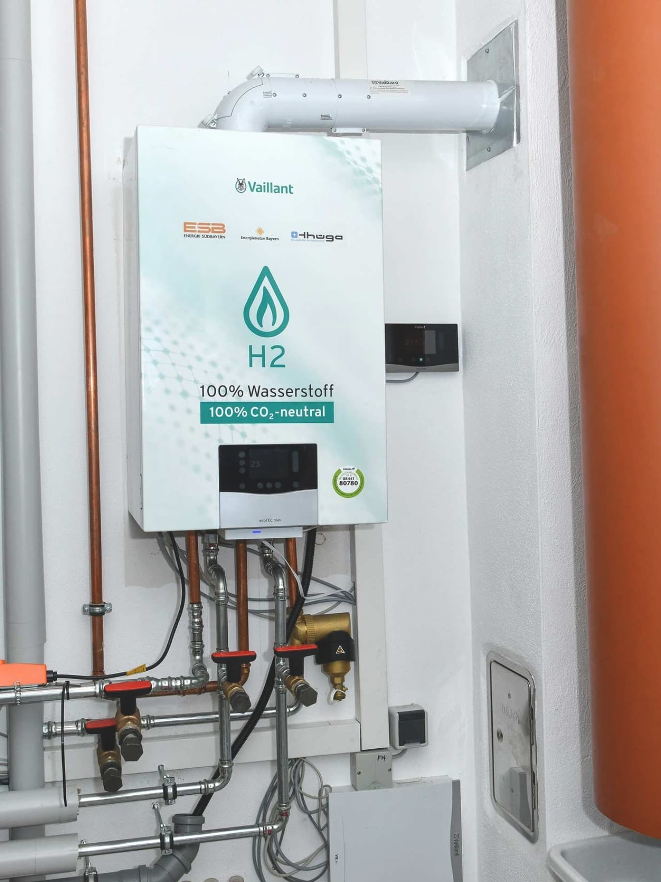 Aufnahme eines Vaillant Wasserstoff Heizgerätes an der Wand