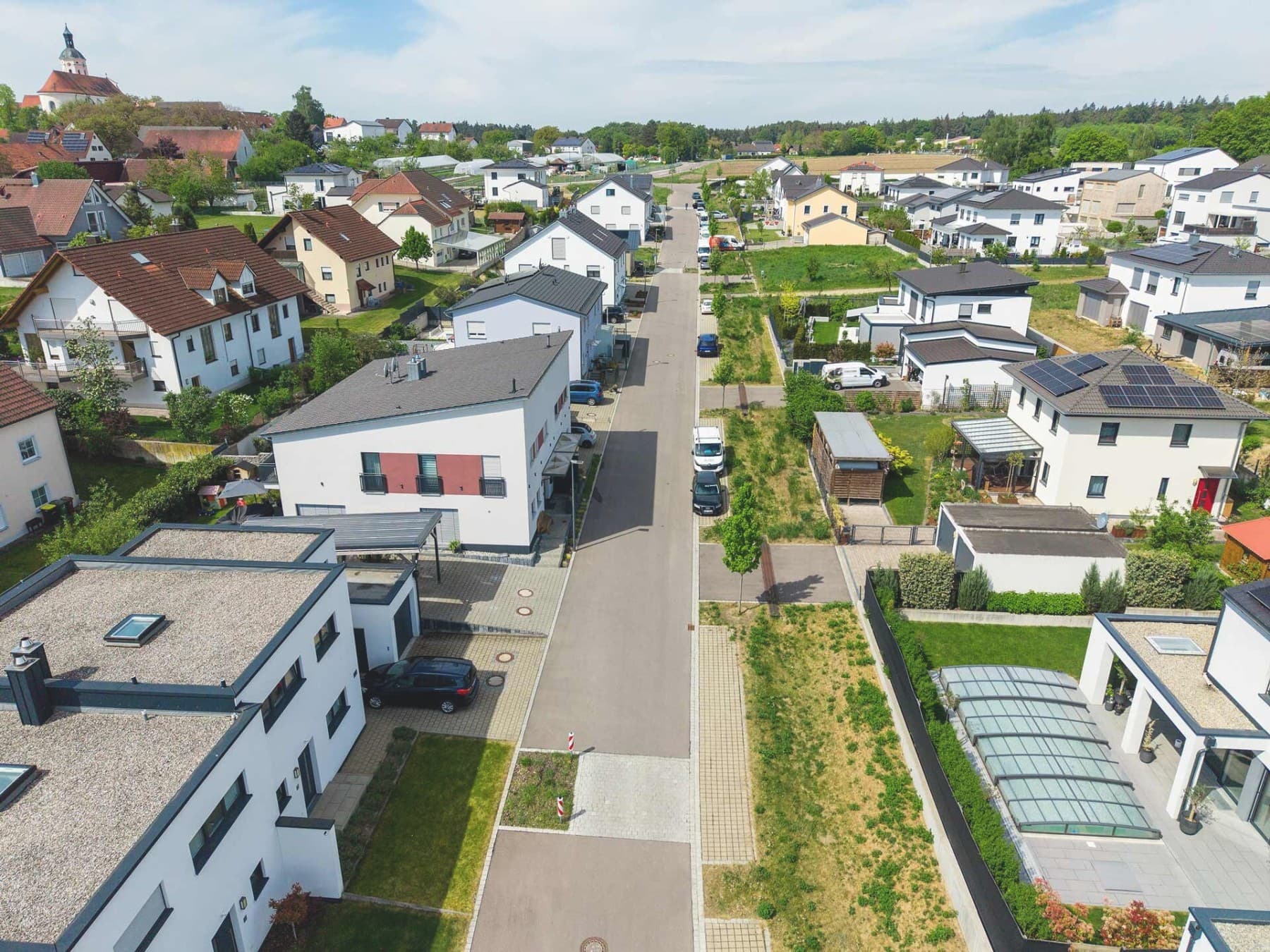 Zwei Fachhandwerker stehen vor einem „100% H2-Brennwertgerät“ von Vaillant im Heizungsraum