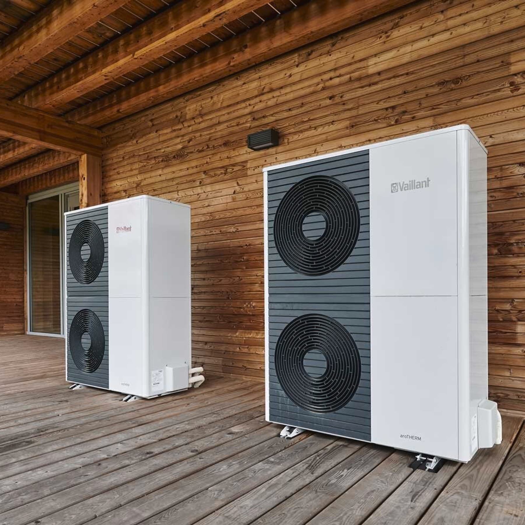 Zwei Wärmepumpen Außeneinheiten auf der Terasse