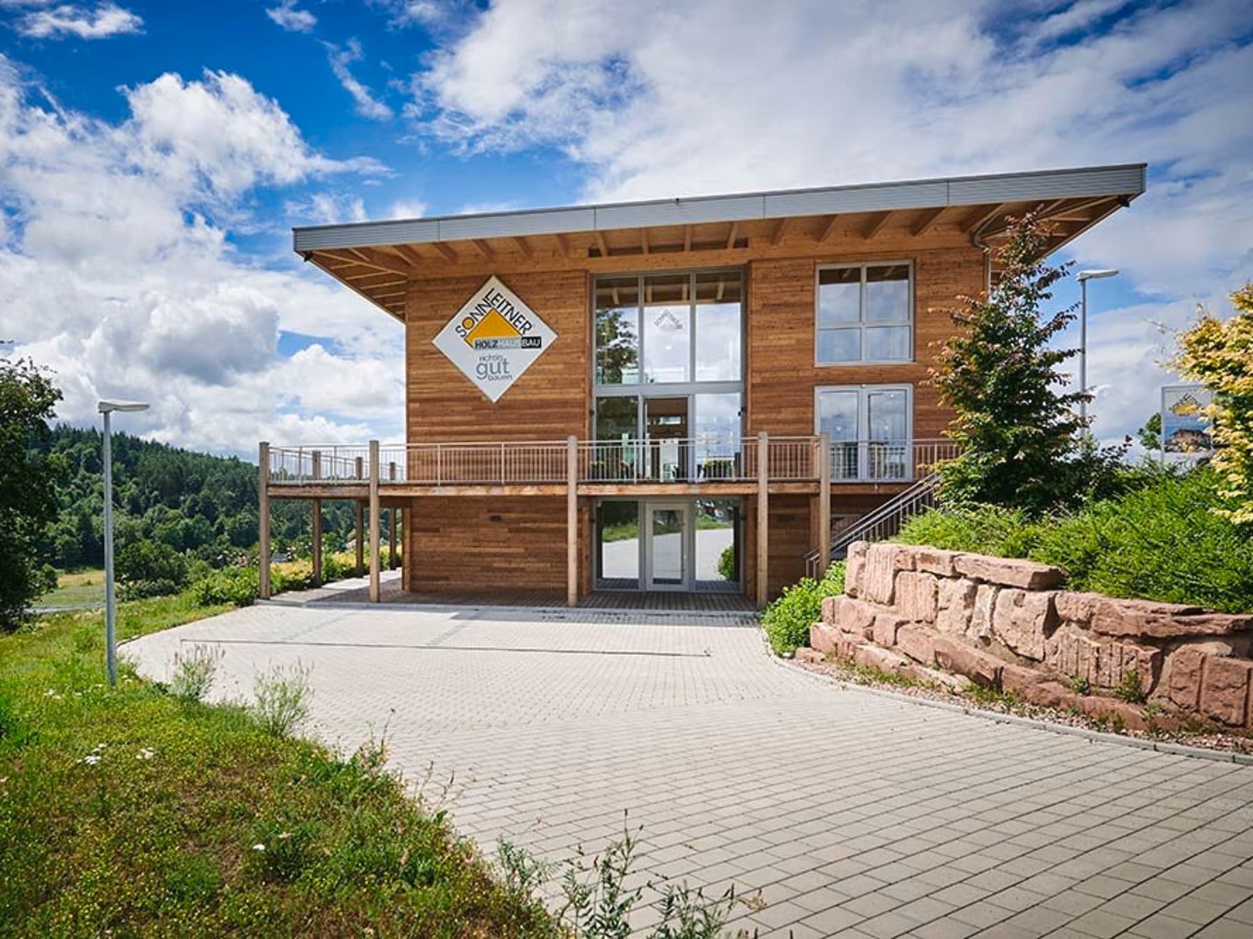 Außenansicht der Fahrradmanufaktur mit Parkplätzen im Innenhof