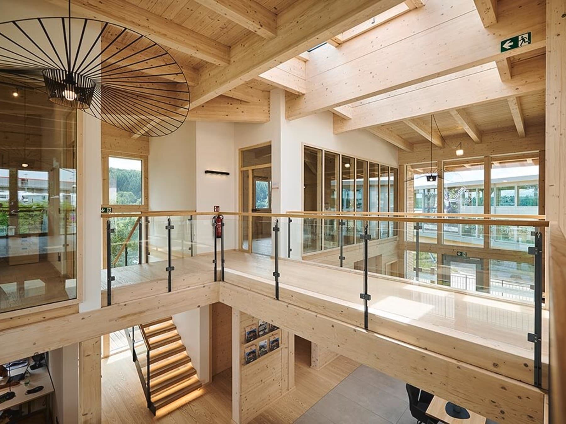 Innenansicht des Gebäudes mit viel Holz und Glas