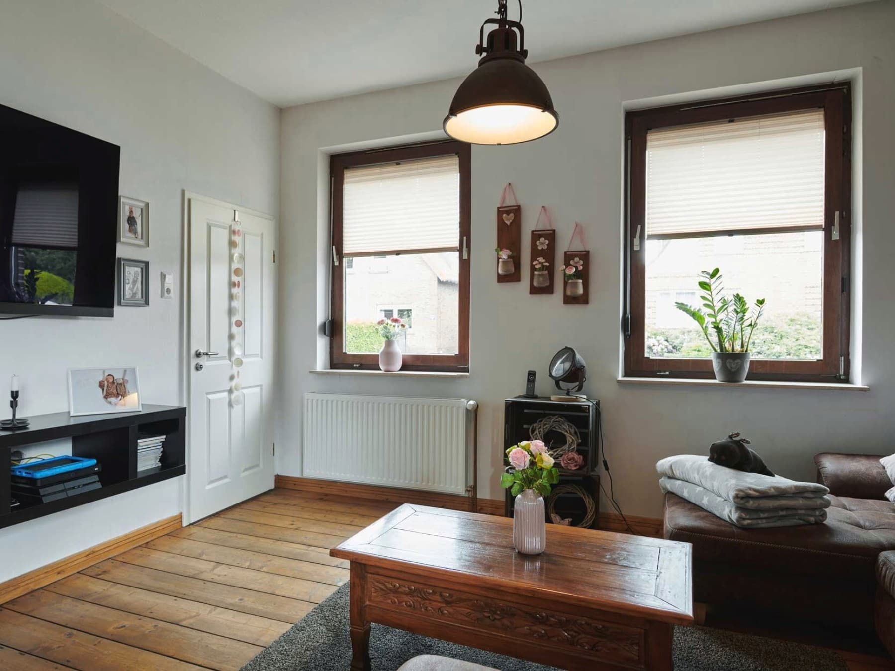 Blick in das Wohnzimmer mit Radiatoren