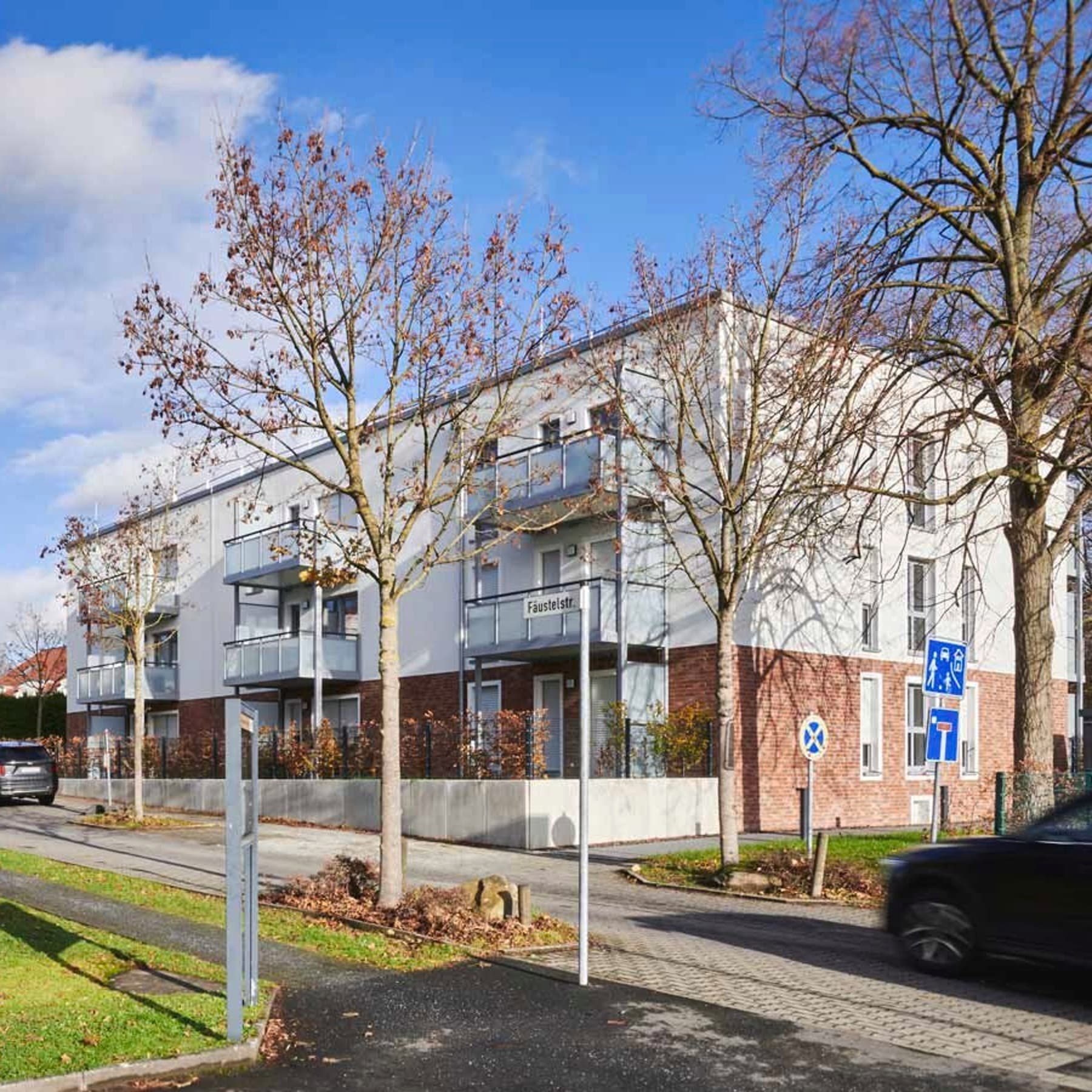 Frontansicht des Mehrfamilienhauses