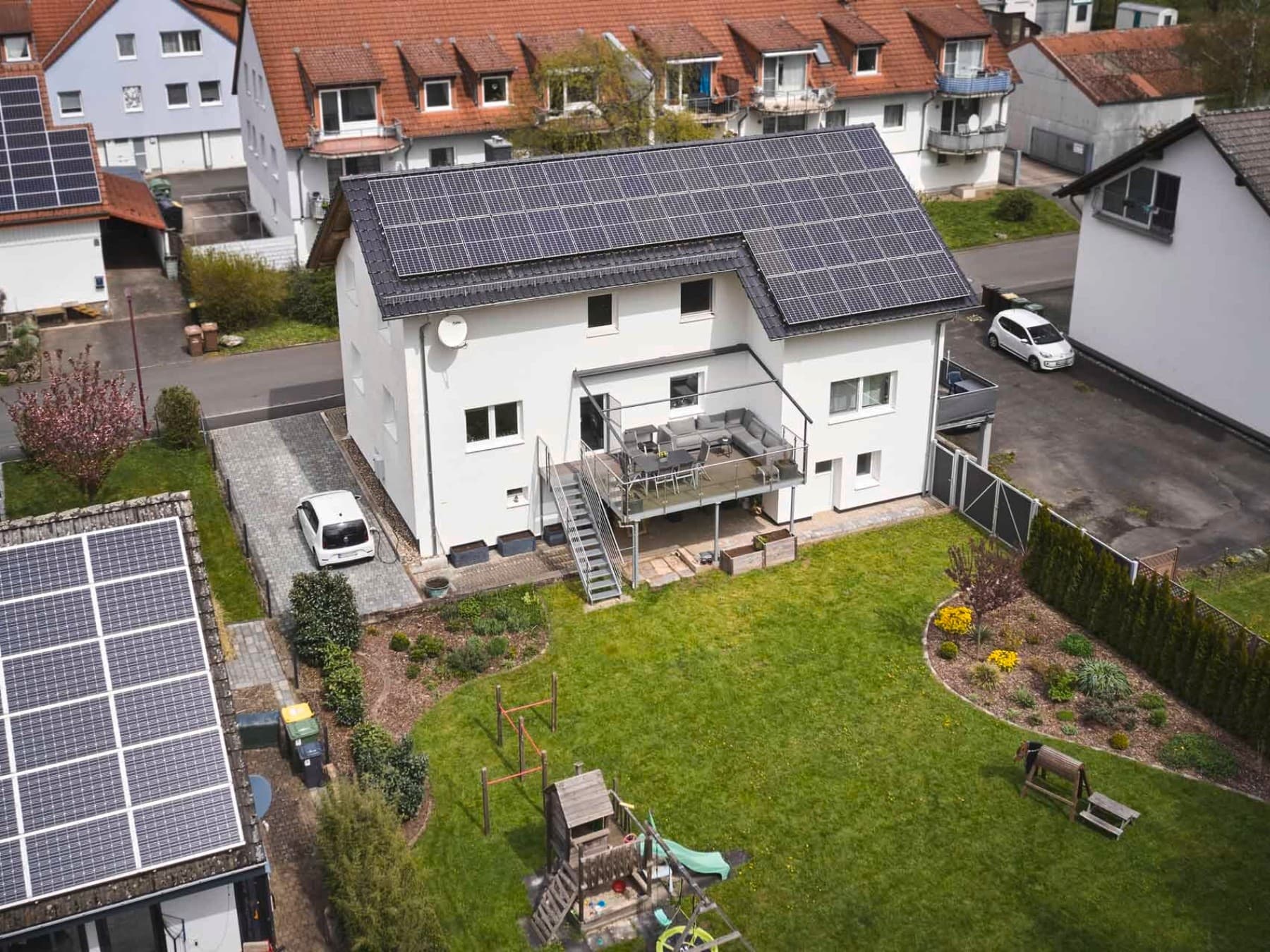 Haus mit PV Anlage aus Vogelperspektive
