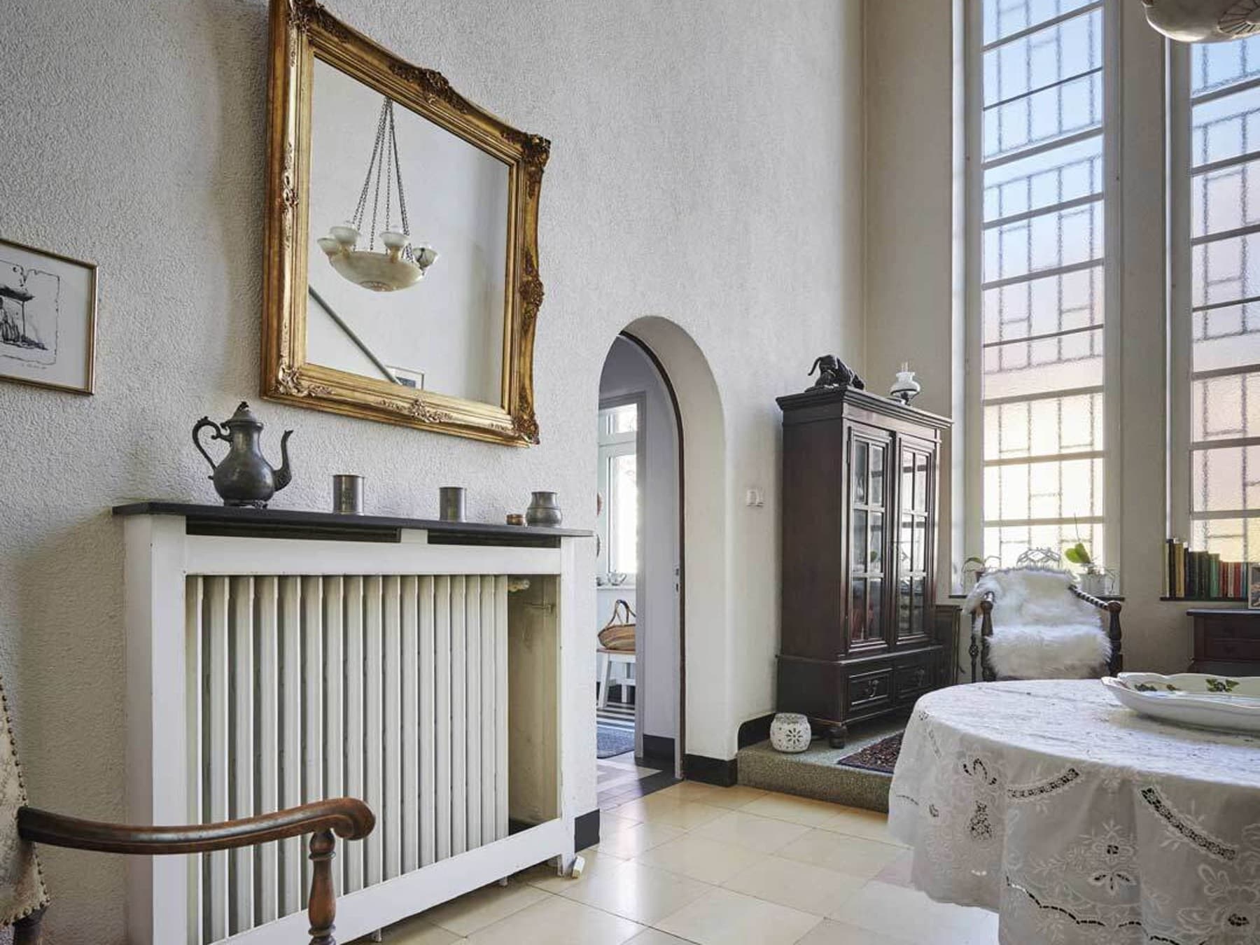 Blick ins Esszimmer der alten Stadtvilla mit gusseisernen Radiatoren