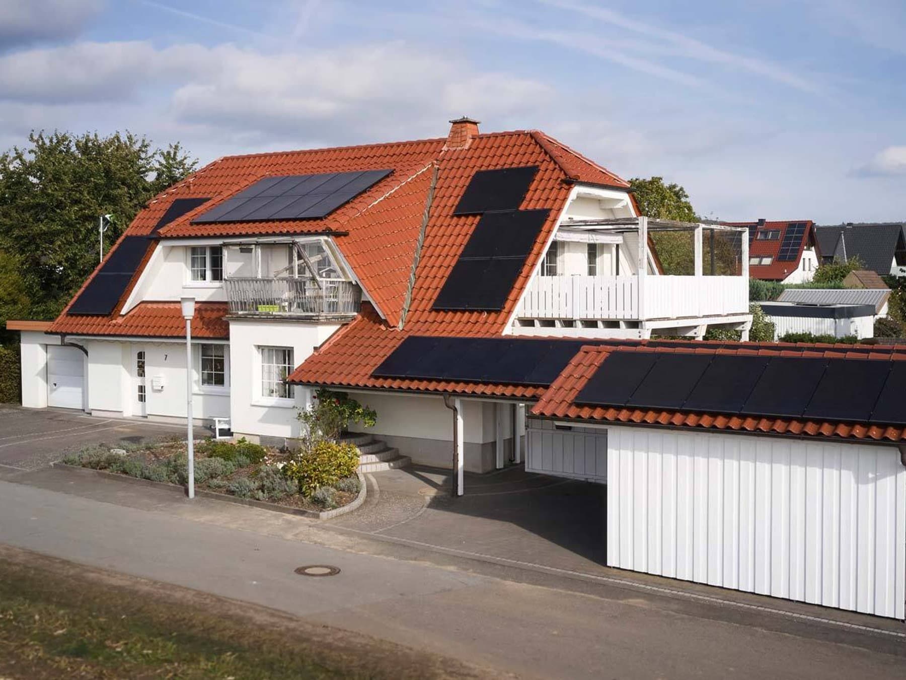 Zweifamilienhaus mit Photovoltaik auf dem Dach