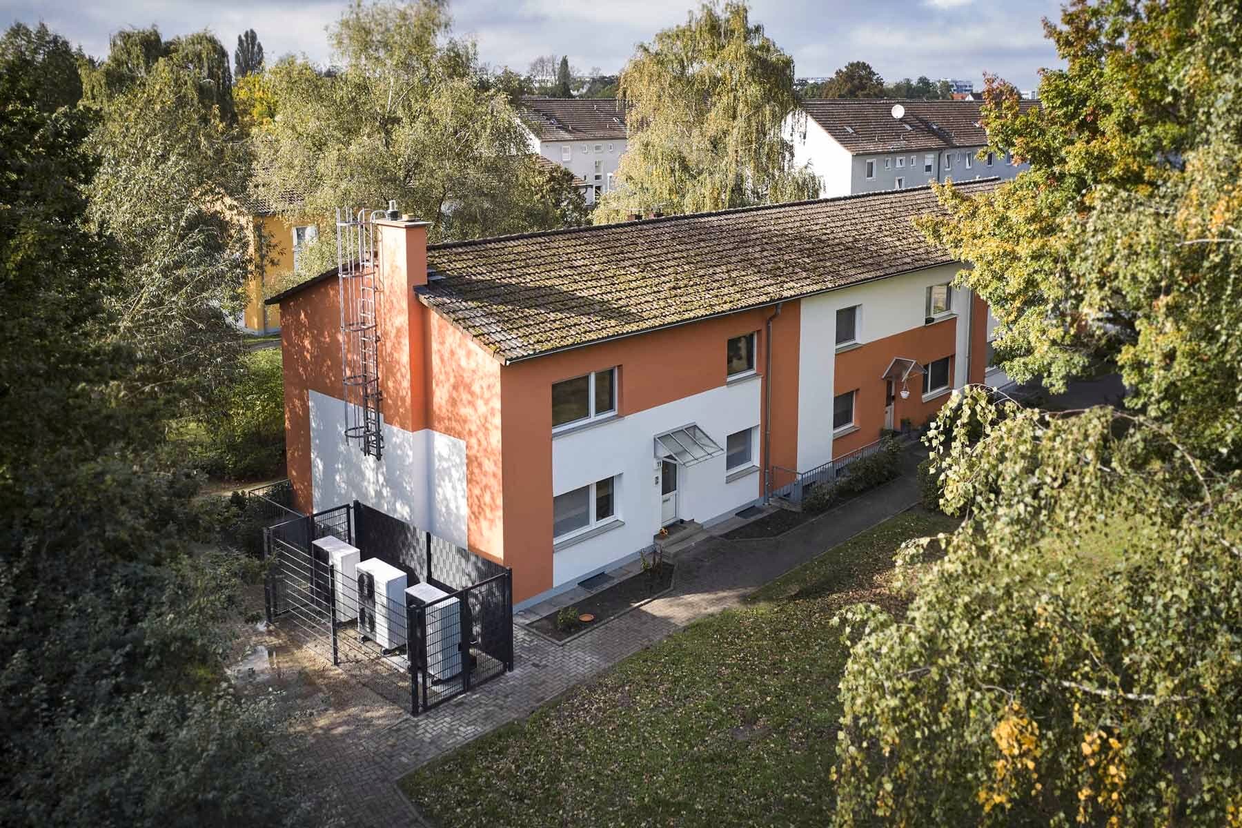 Wärmepumpenkaskade steht vor einer Reihenhaussiedlung