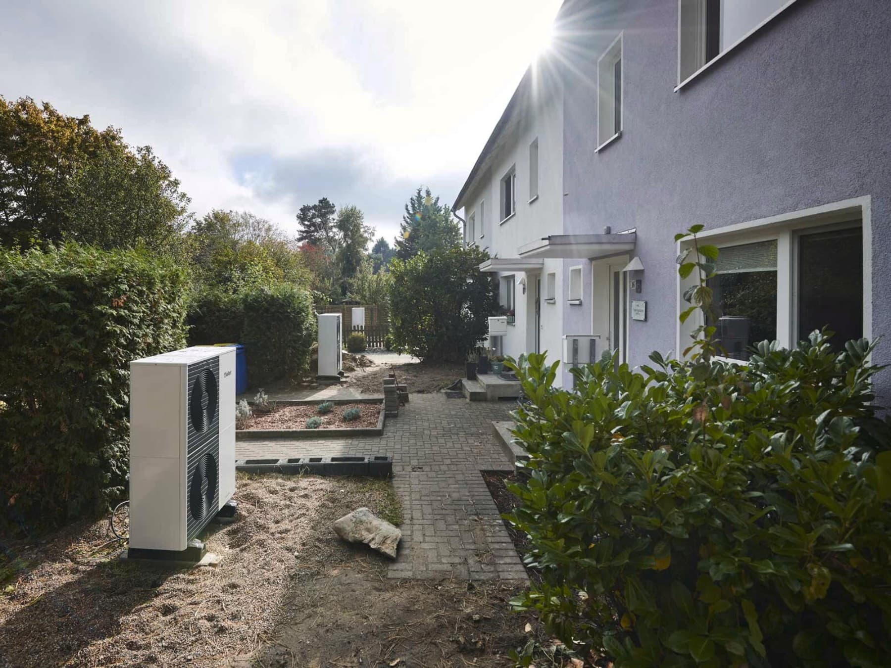 Reihenhäuser mit Wärmepumpen davor