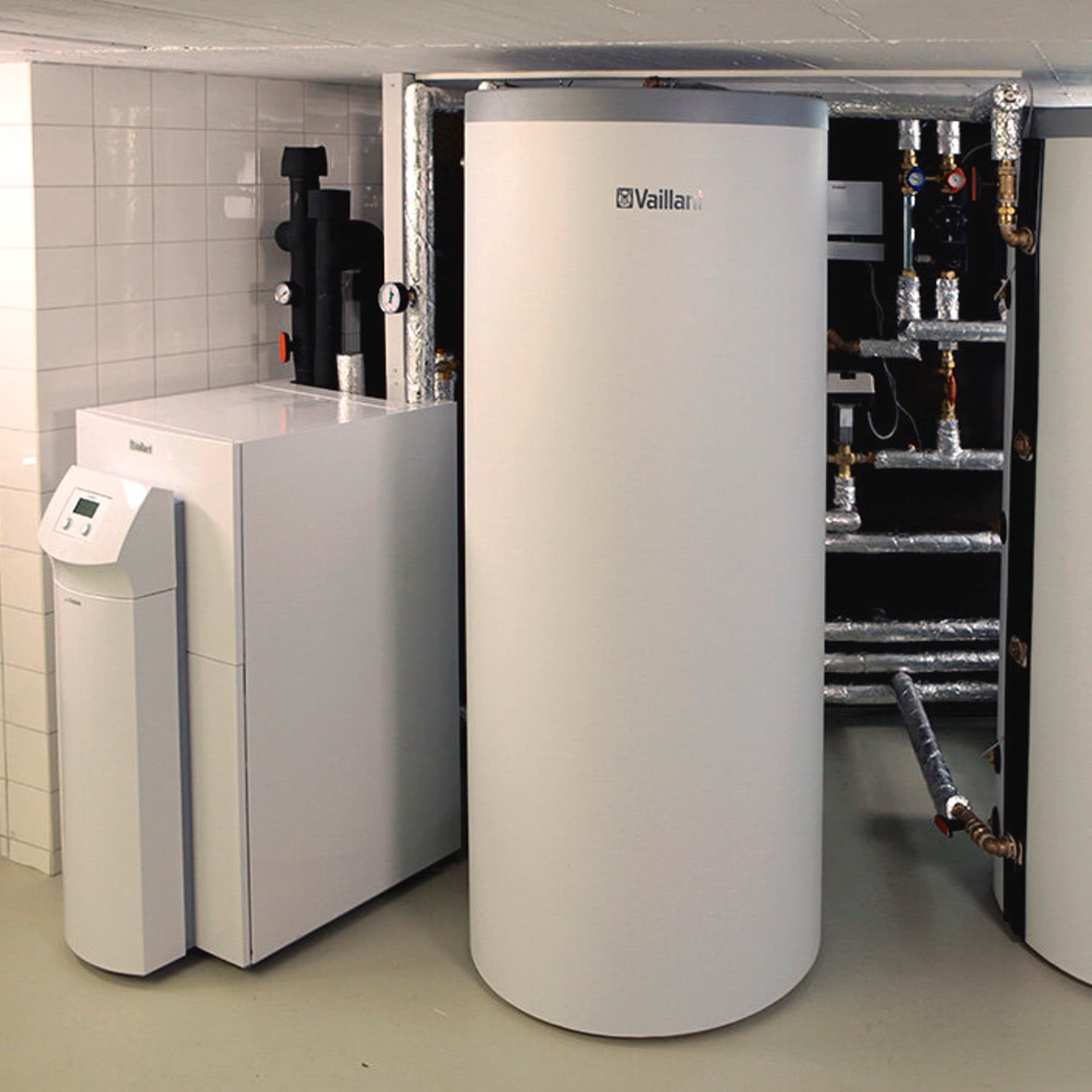 Heizungsraum mit mehreren Vaillant Geräten