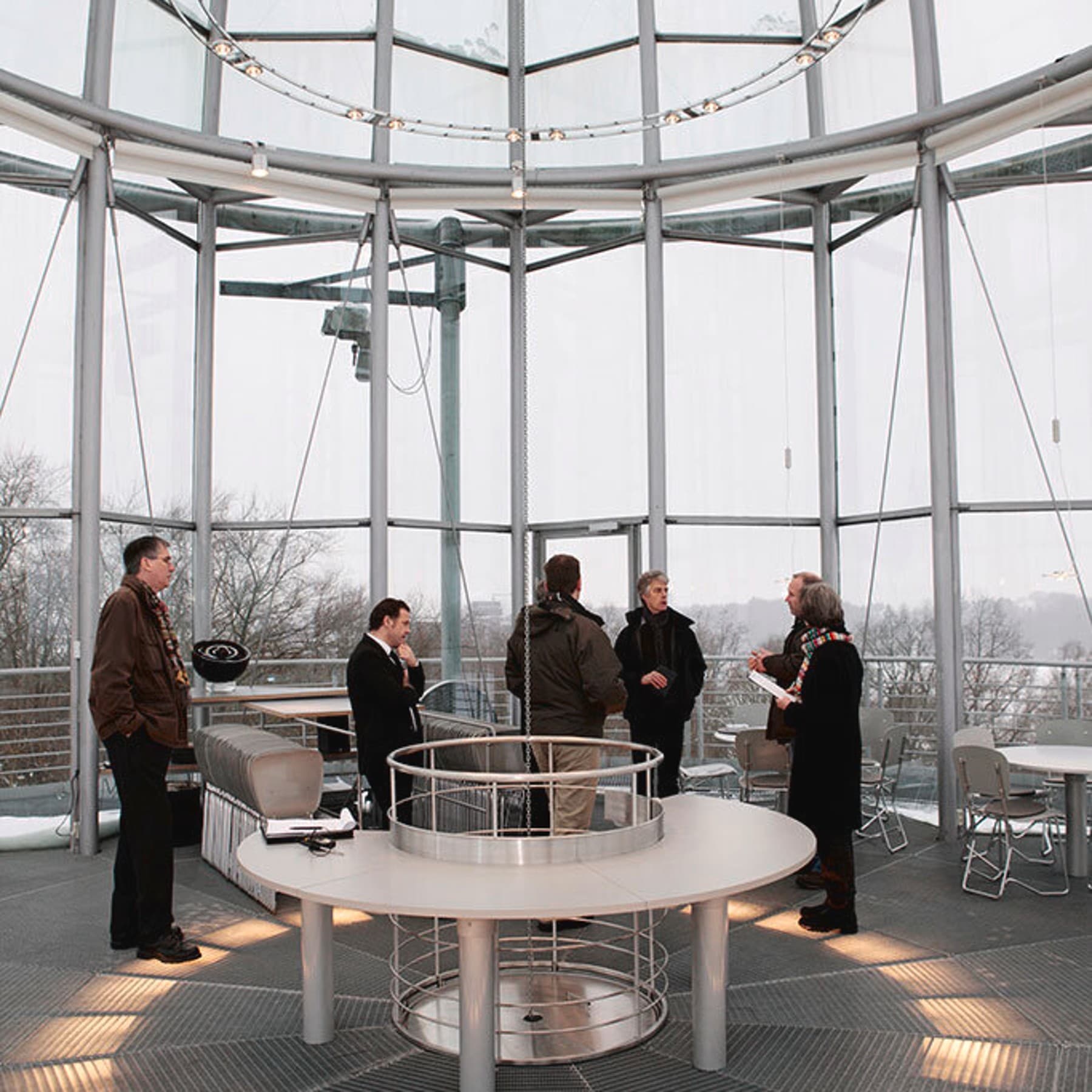 Innenansicht des Lichtturms mit mehreren Personen, die sich unterhalten