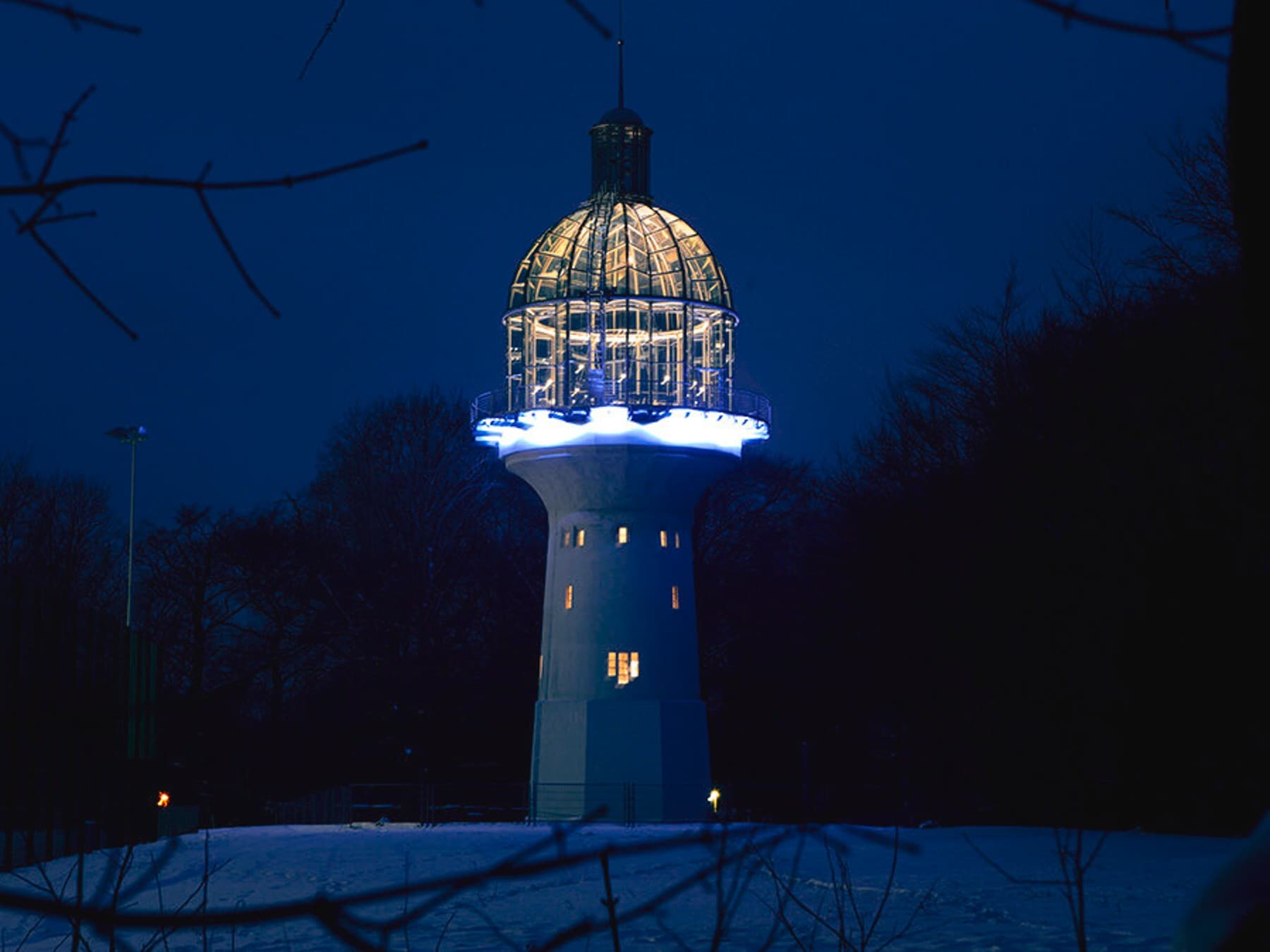 Außenansicht des Lichtturms bei Dunkelheit