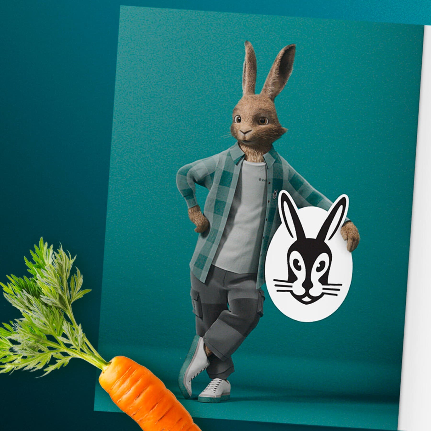 Der Vaillant Hase steht vor einem grünen Hintergrund und hat einen Arm um das Vaillant Logo gelegt.