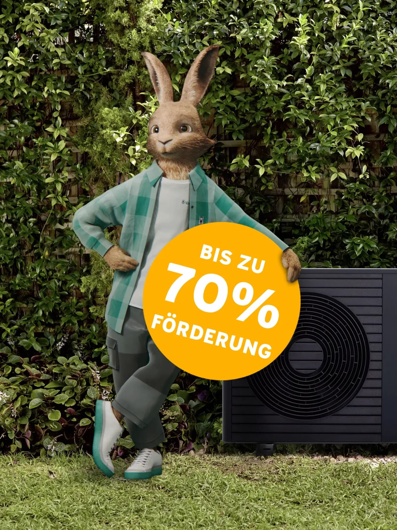 Der Vaillant Hase steht vor der Wärmepumpe aroTHERM plus
