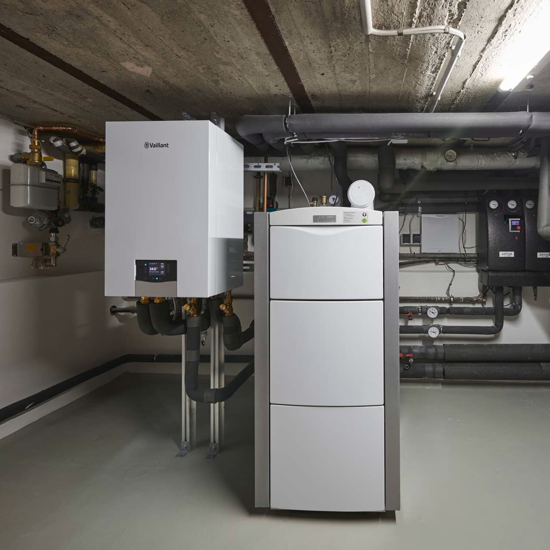 Vaillant Wärmepumpen-Außeneinheit neben einem Kellerschacht