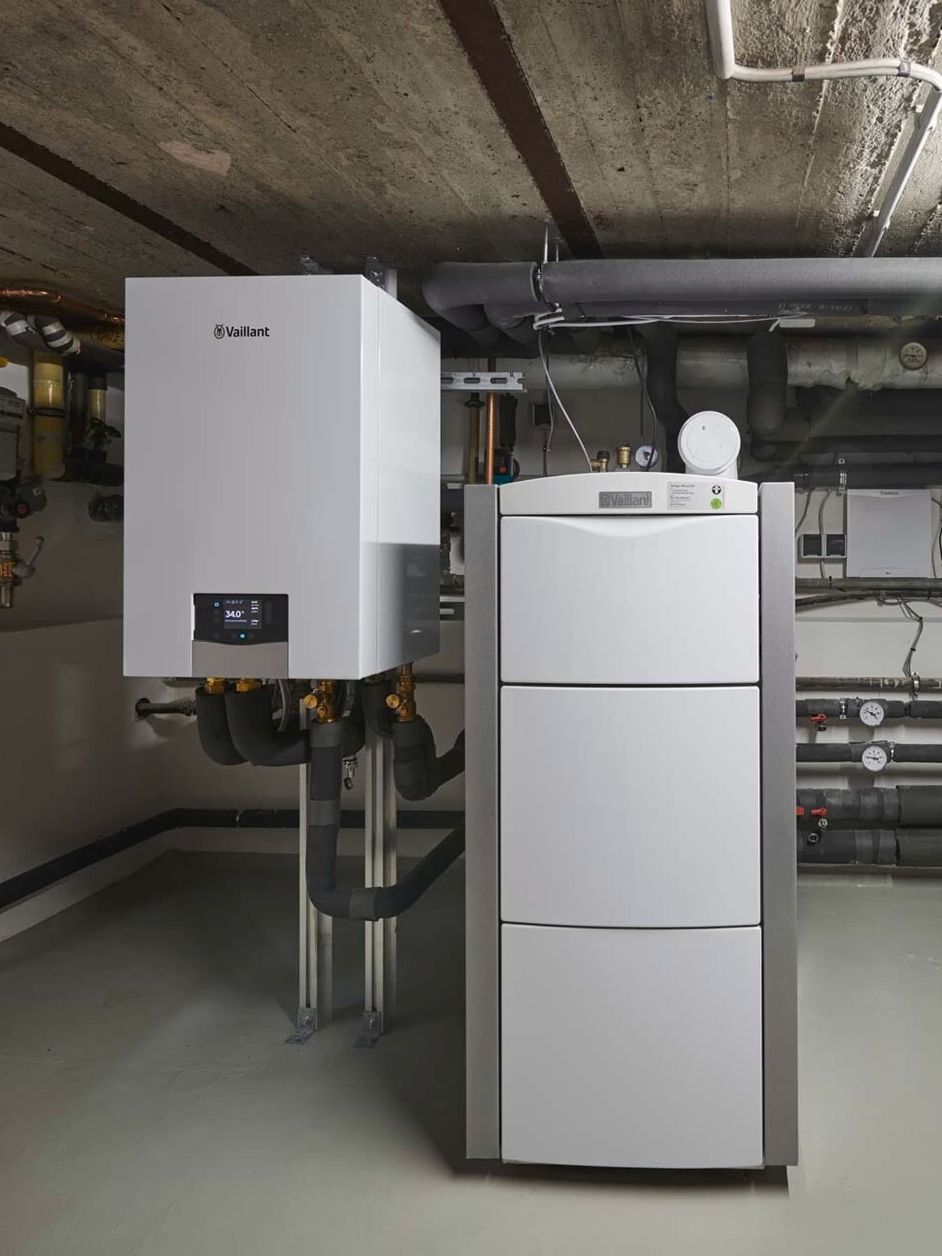 Vaillant Wärmepumpen-Außeneinheit neben einem Kellerschacht