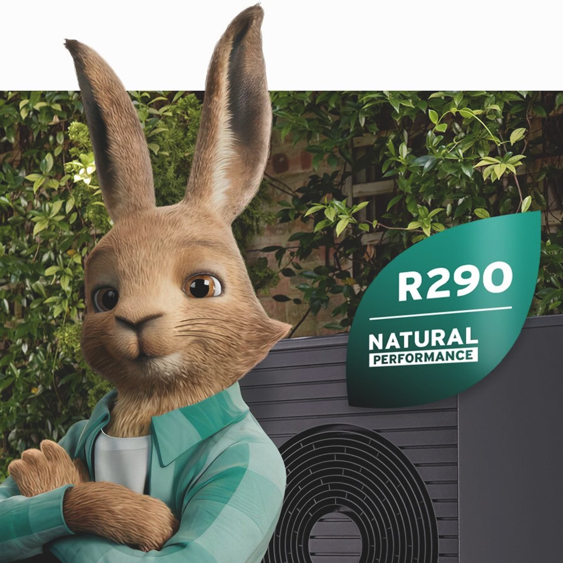 Der Vaillant Hase neben einer Wärmepumpe mit R290 Logo
