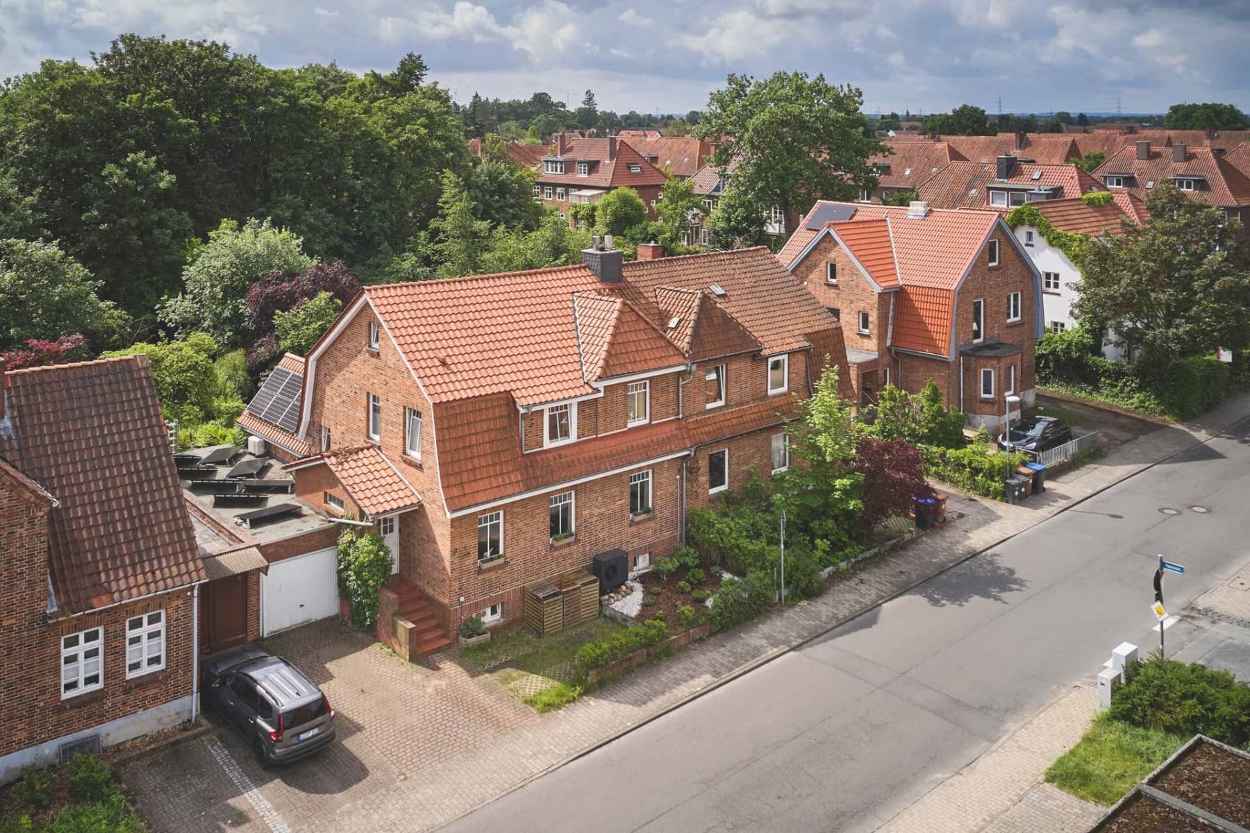 Einfamilienhaus aus Vogelperspektive mit PV-Anlage auf dem Dach
