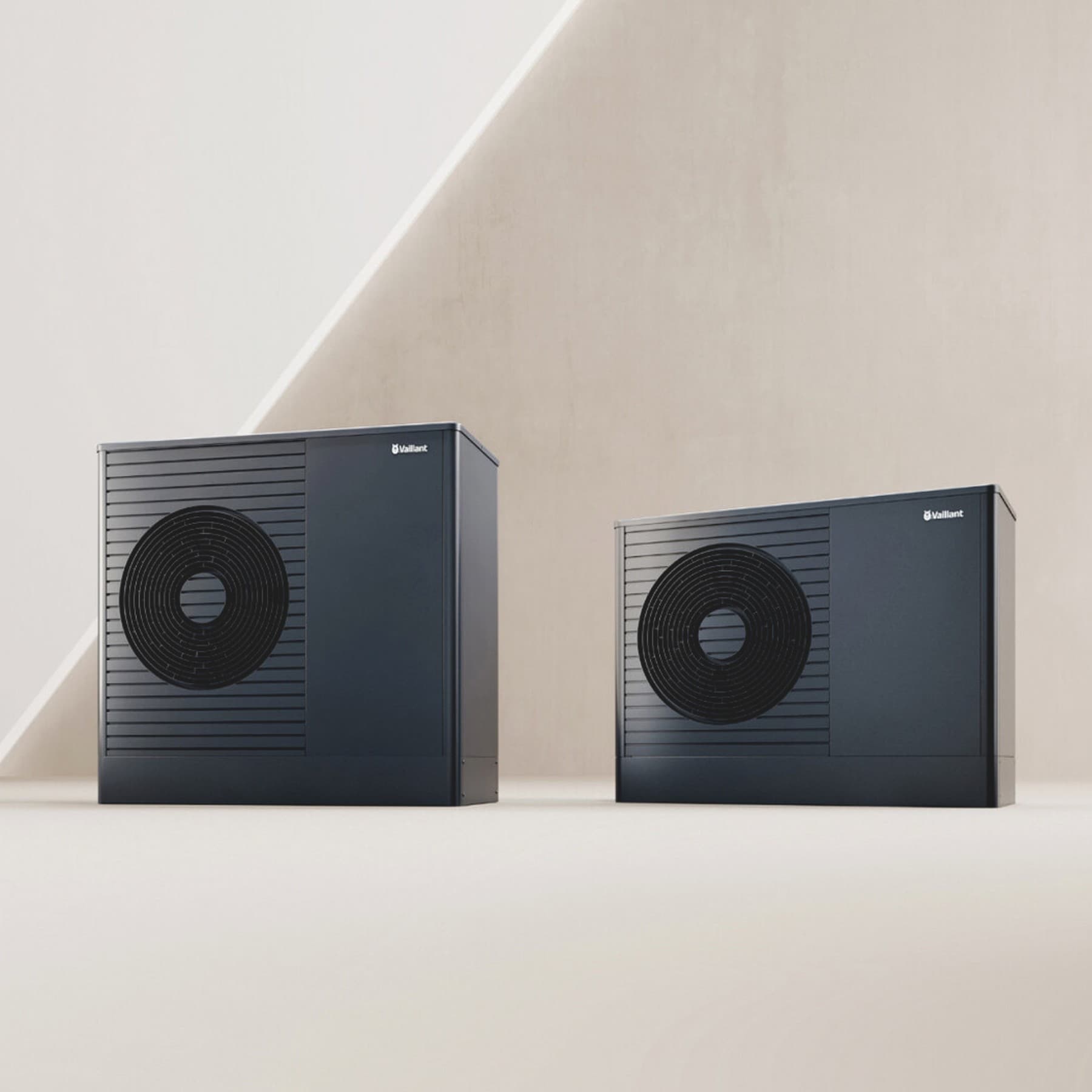 Wärmepumpen aroTHERM plus und aroTHERM pro (v.l.) vor beigem Hintergrund