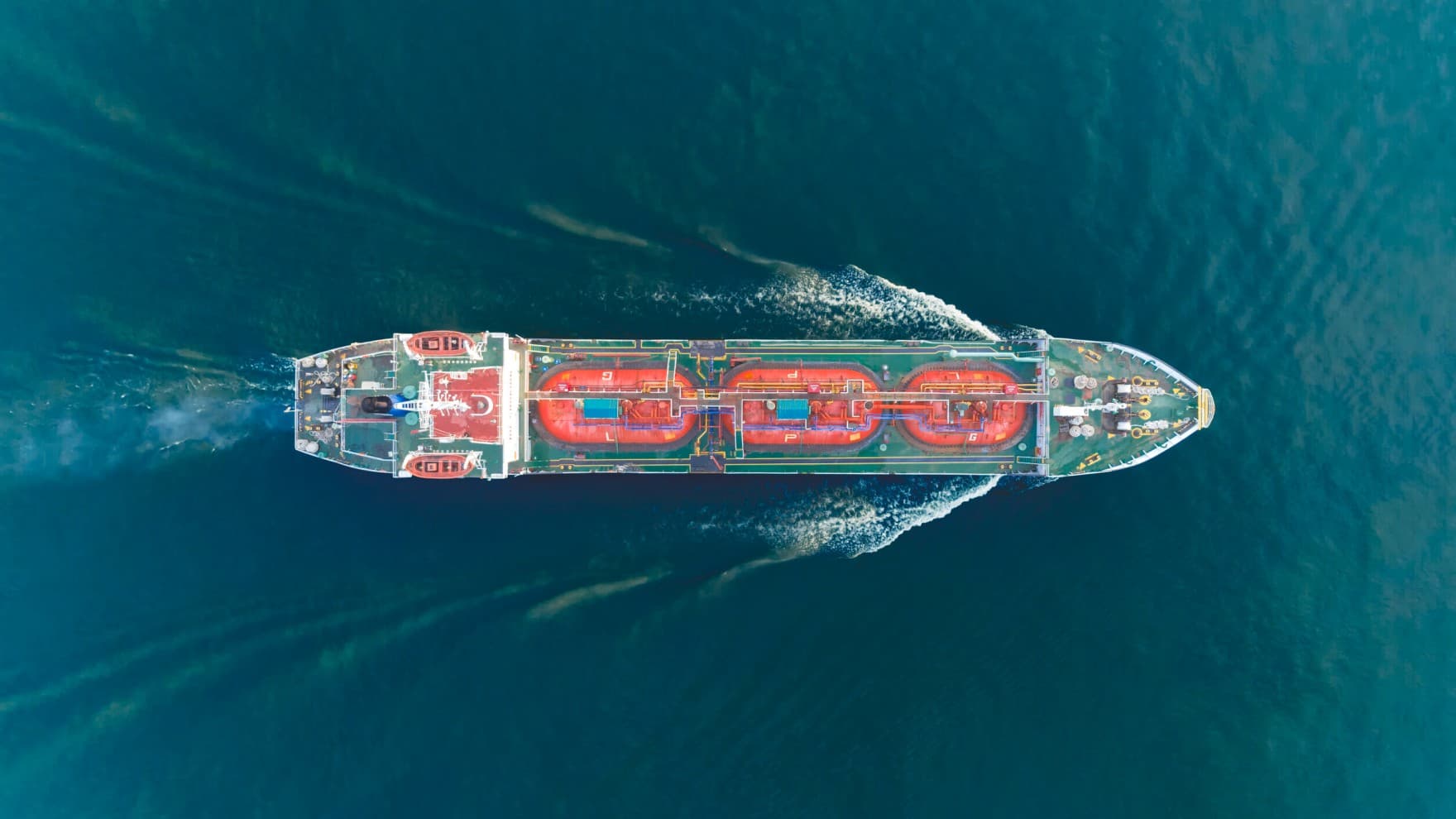 Draufsicht auf einen Gastanker, der Flüssiggas (LPG) transportiert