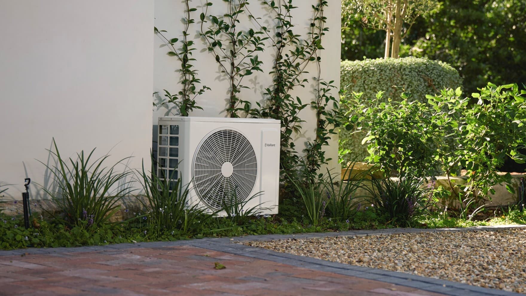 Außeneinheit der Luft-Luft-Wärmepumpe climaVAIR plus von Vaillant im Garten