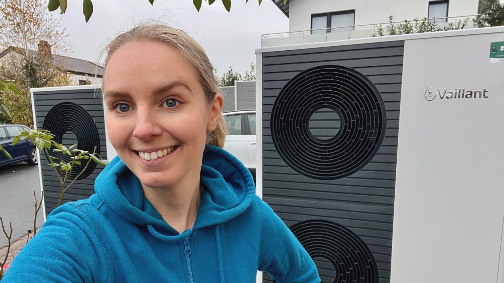 Bild von Antonella Menrath vor zwei Vaillant Wärmepumpen