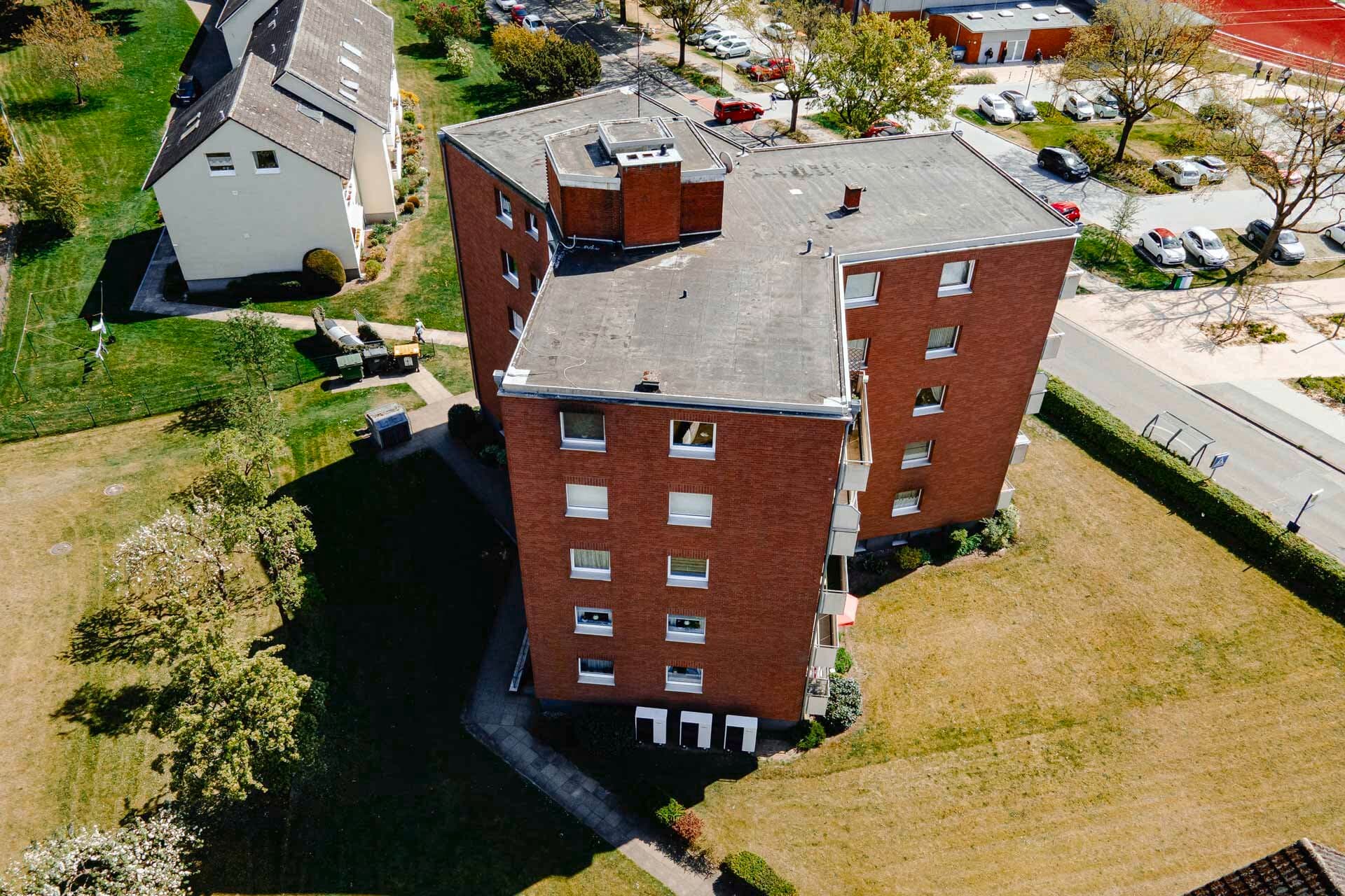 Wärmepumpenkaskade steht vor einem Mehrfamilienhaus