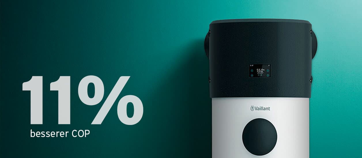 Rechts im Bild sieht man den oberen Teil der Vaillant Wärmepumpe aroSTOR plus. Links daneben steht in weißer Schrift auf grünem Grund 11% better cop