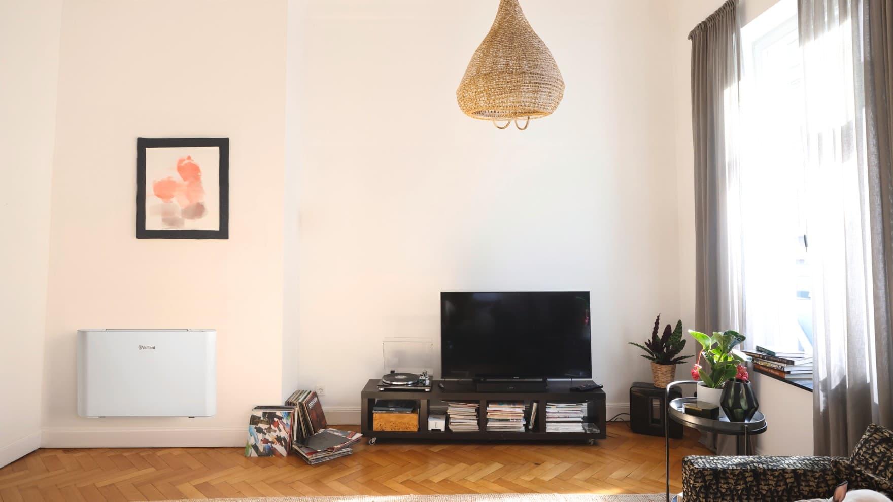 Wandhängender Gebläsekonvektor aroVAIR pro CN von Vaillant im Wohnzimmer