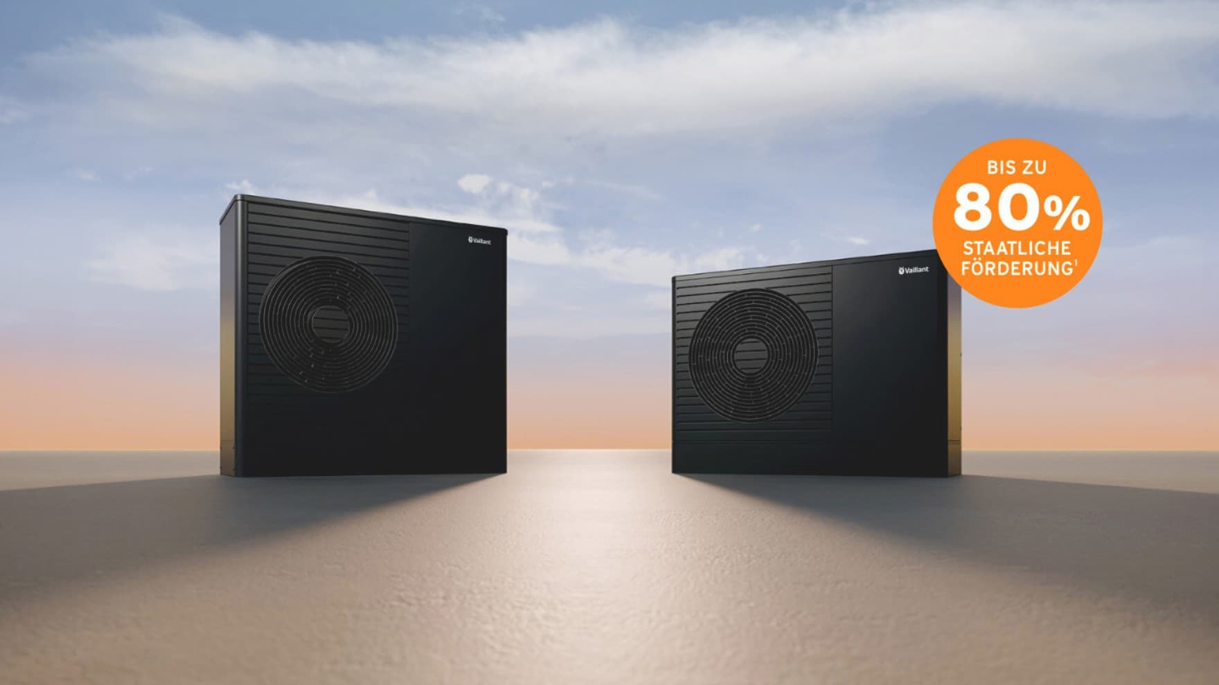 Die Vaillant aroTHERM pro steht vor einem Haus direkt unter dem Fenster rechts neben der Eingangstür. An der Wärmepumpe ist ein orangefarbener Störer "NEU"