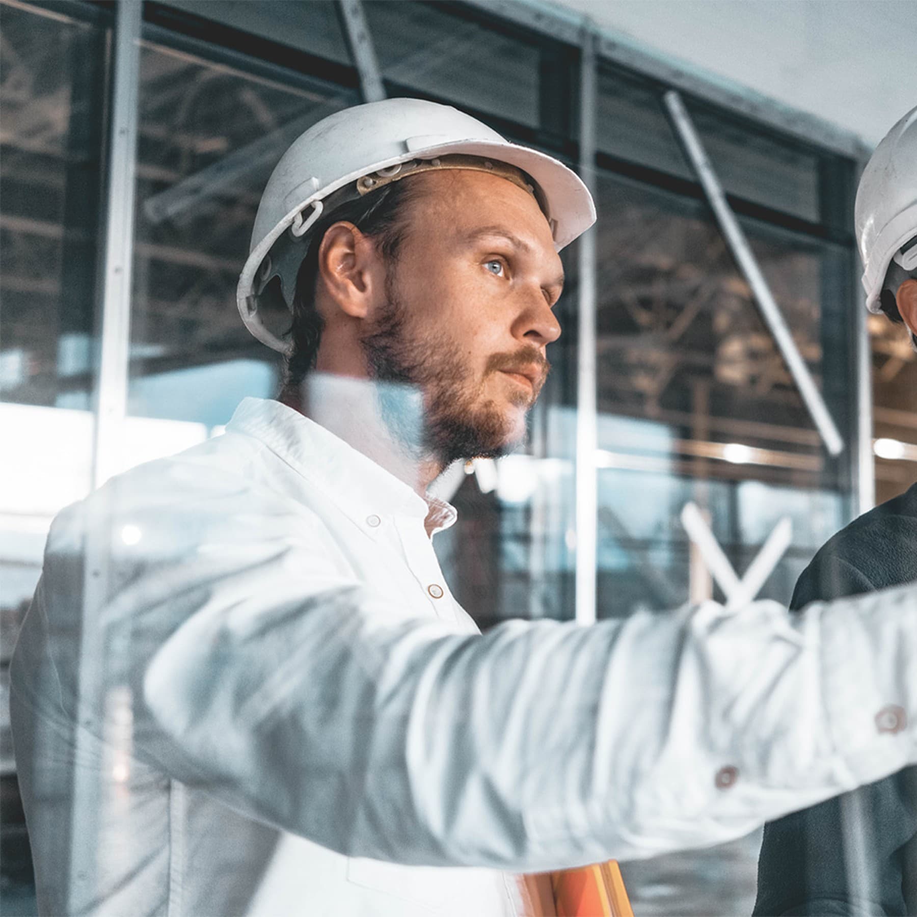 Ein Architekt während eines Sanierungsprojekts